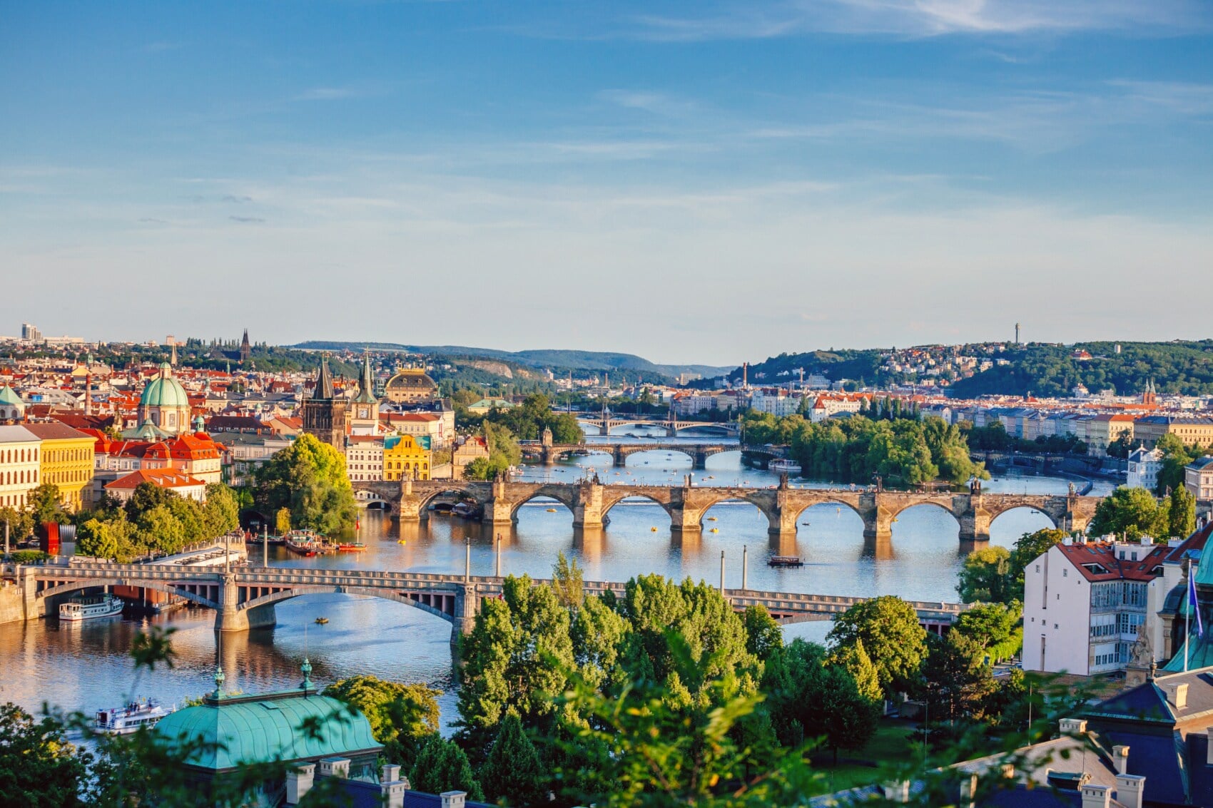 Luftaufnahme Stadtpanorama von Prag mit Brücken über der Moldau Luftaufnahme Stadtpanorama von Prag mit Brücken über der Moldau