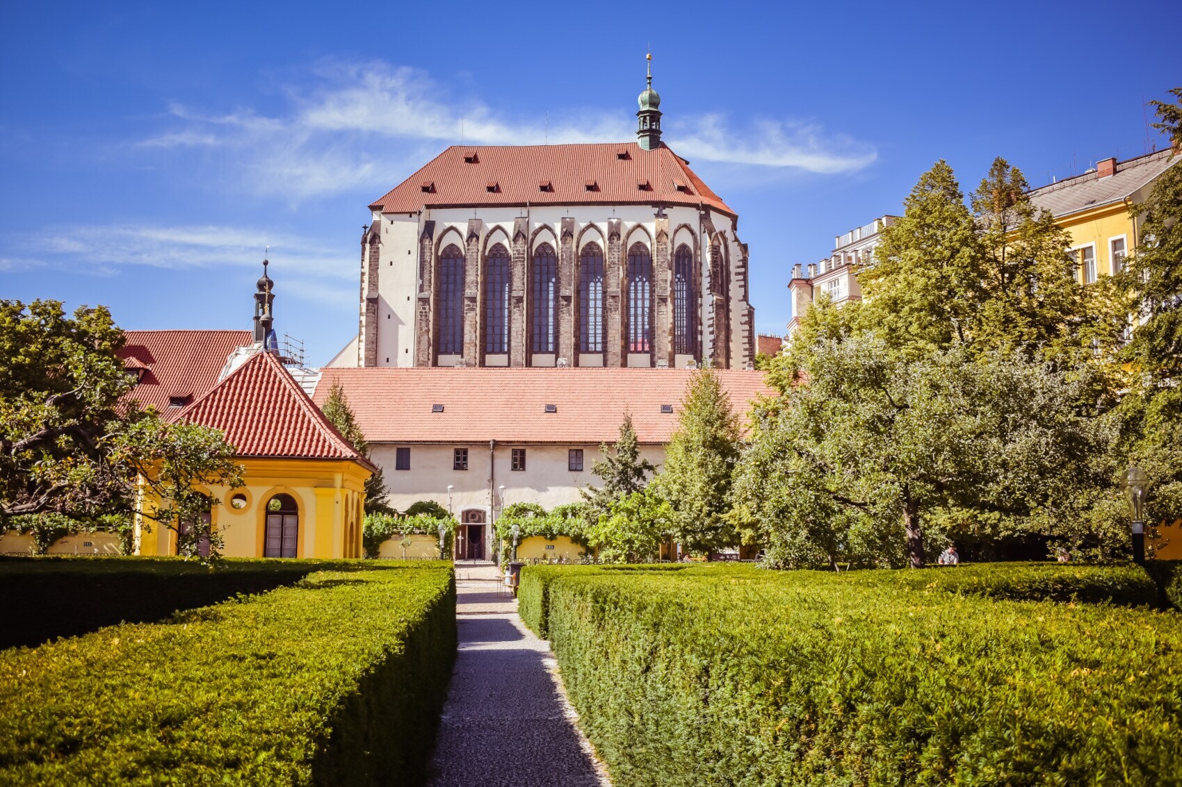 Klosteranlage mit idyllischem Landschaftsgarten