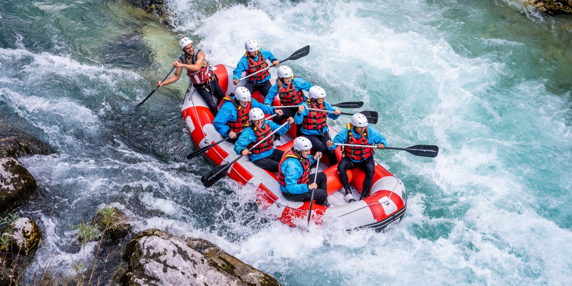 Acht Personen beim Wildwasser-Rafting in einem Schlauchboot Acht Personen beim Wildwasser-Rafting in einem Schlauchboot