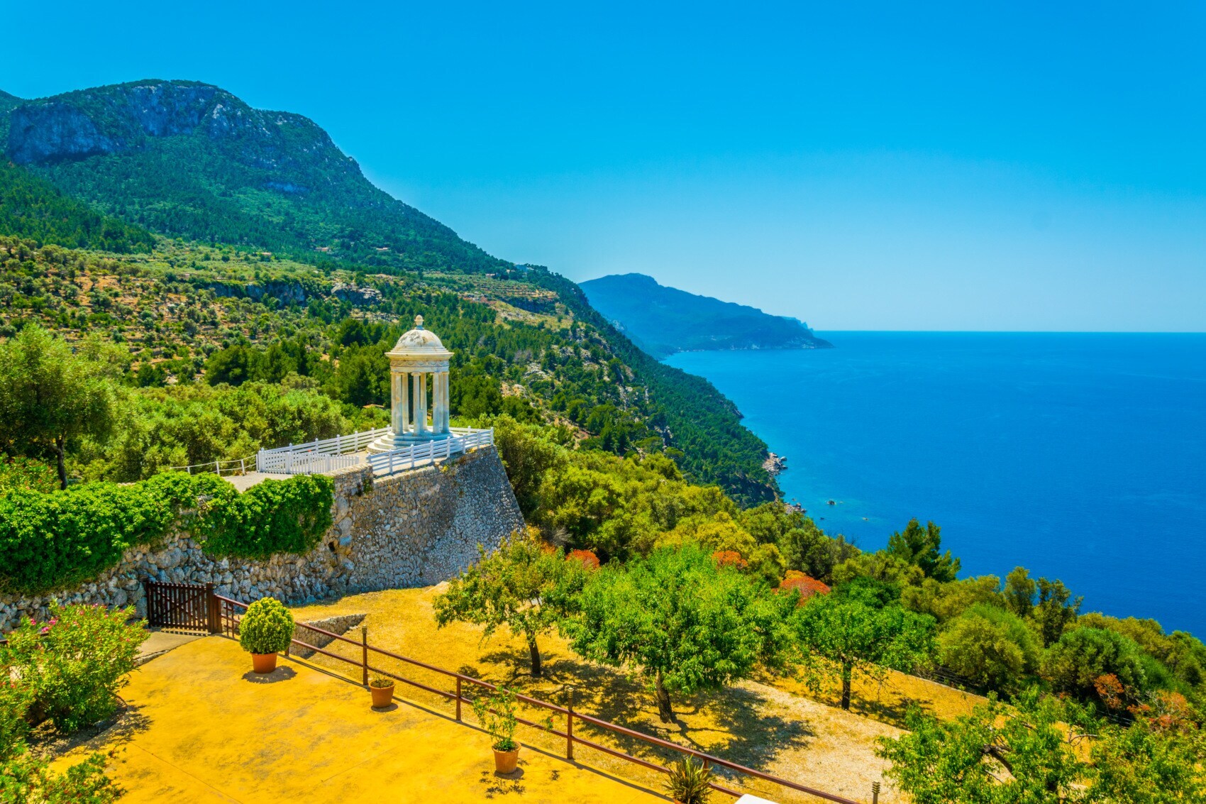 Blick auf das Tramuntana-Gebirge sowie das Mittelmeer auf Mallorca