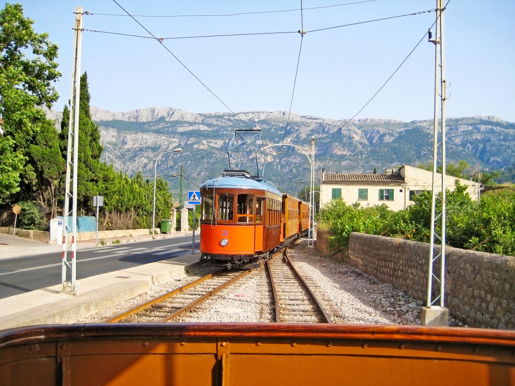 Holzzug vor dem Tramuntana-Gebirge