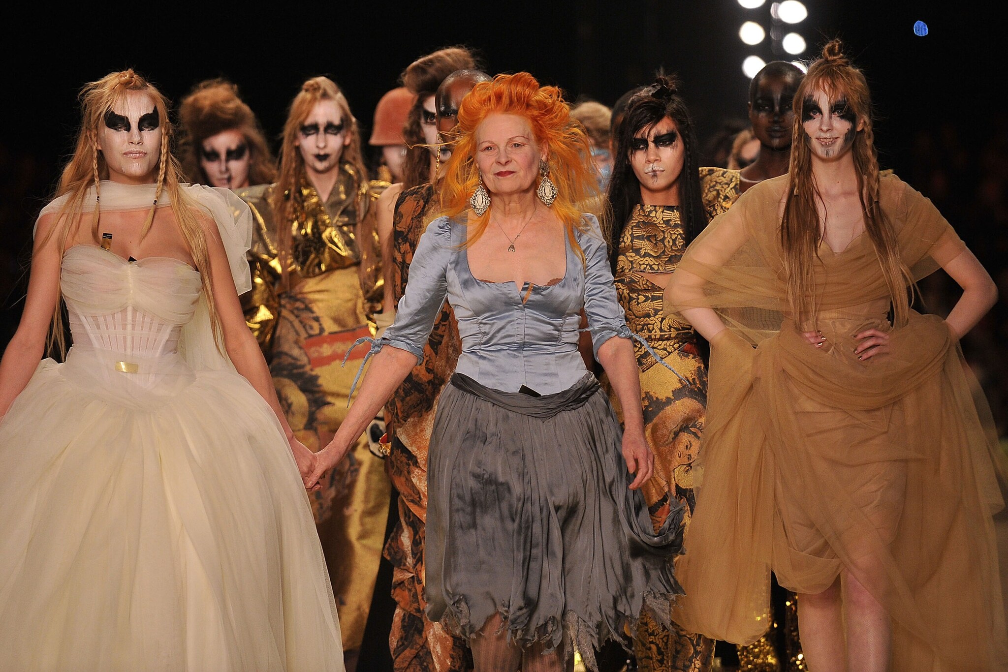 Vivienne Westwood unter Demonstrierenden, die Schilder in die Höhe halten