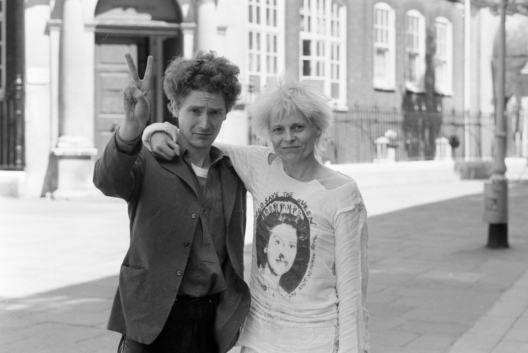 Das Schwarz-Weiß-Bild zeigt Vivienne Westwood und Malcolm McLaren Arm in Arm