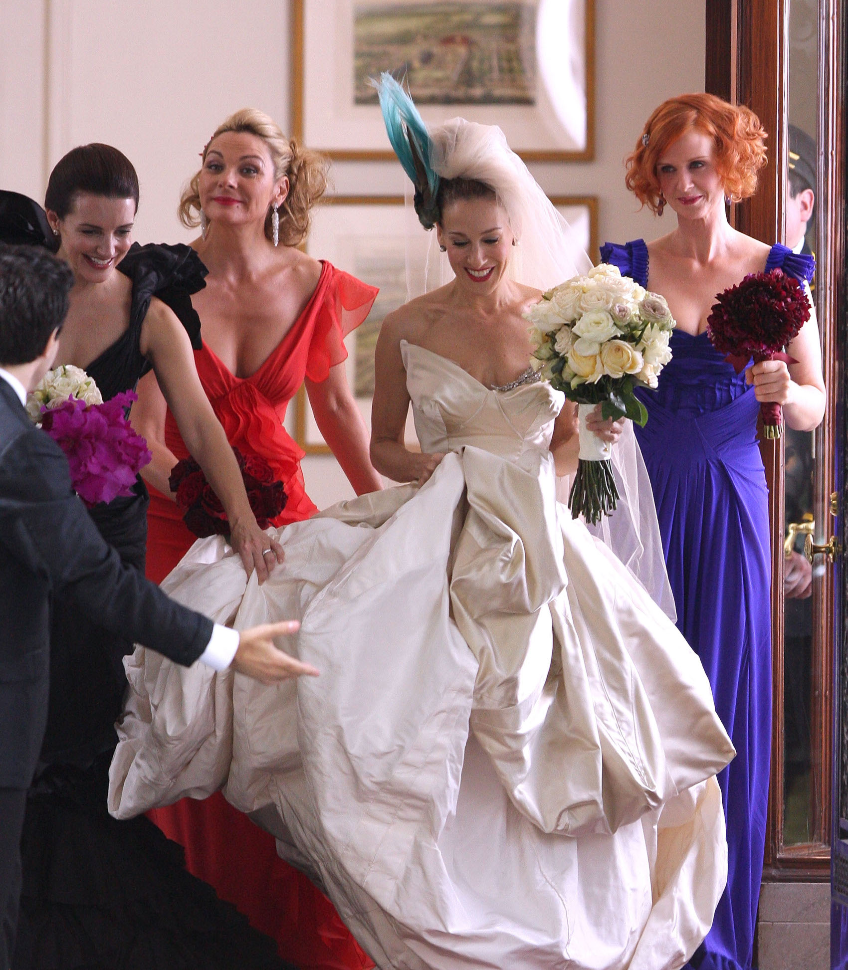 „Sex and the City“-Star Sarah Jessica Parker in einem weißen Hochzeitskleid von Vivienne Westwood, umringt von ihren Freundinnen in blauen, roten und schwarzen Kleidern