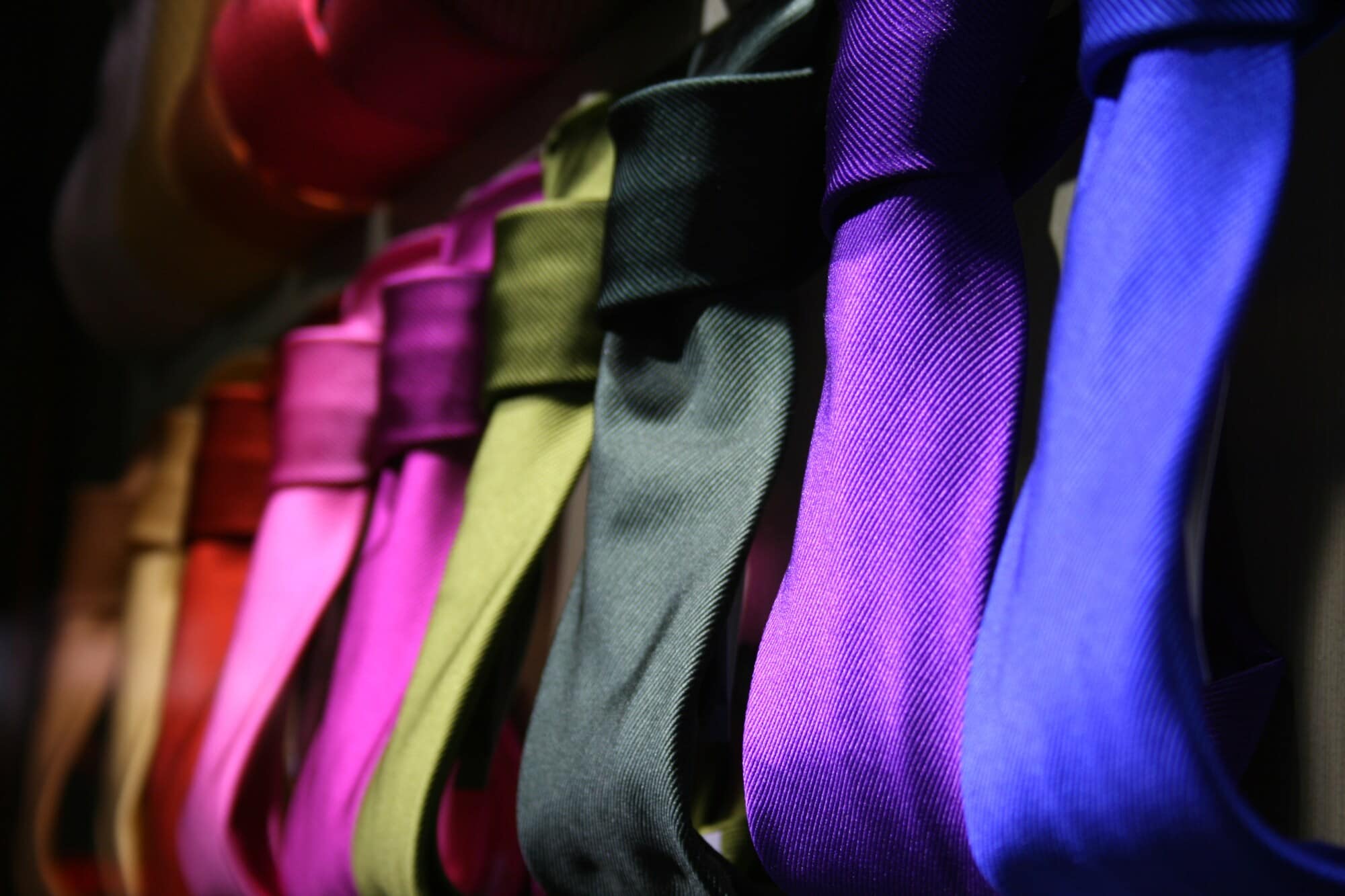 Bunte Krawatten aus Seide nebeneinander Bunte Krawatten aus Seide nebeneinander
