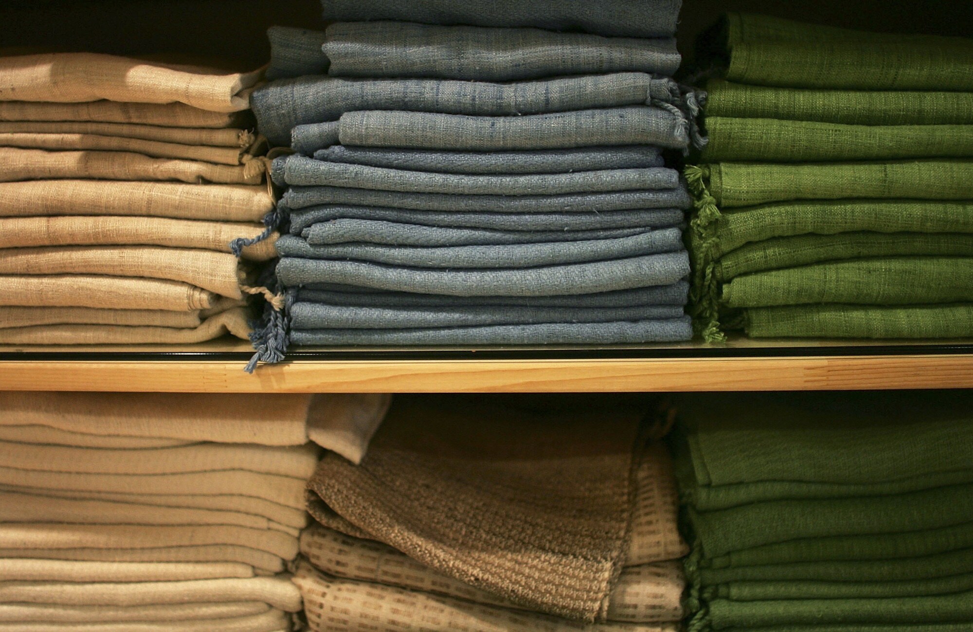 Regal mit beigen, blauen und grünen Tüchern aus Ahimsa-Seide