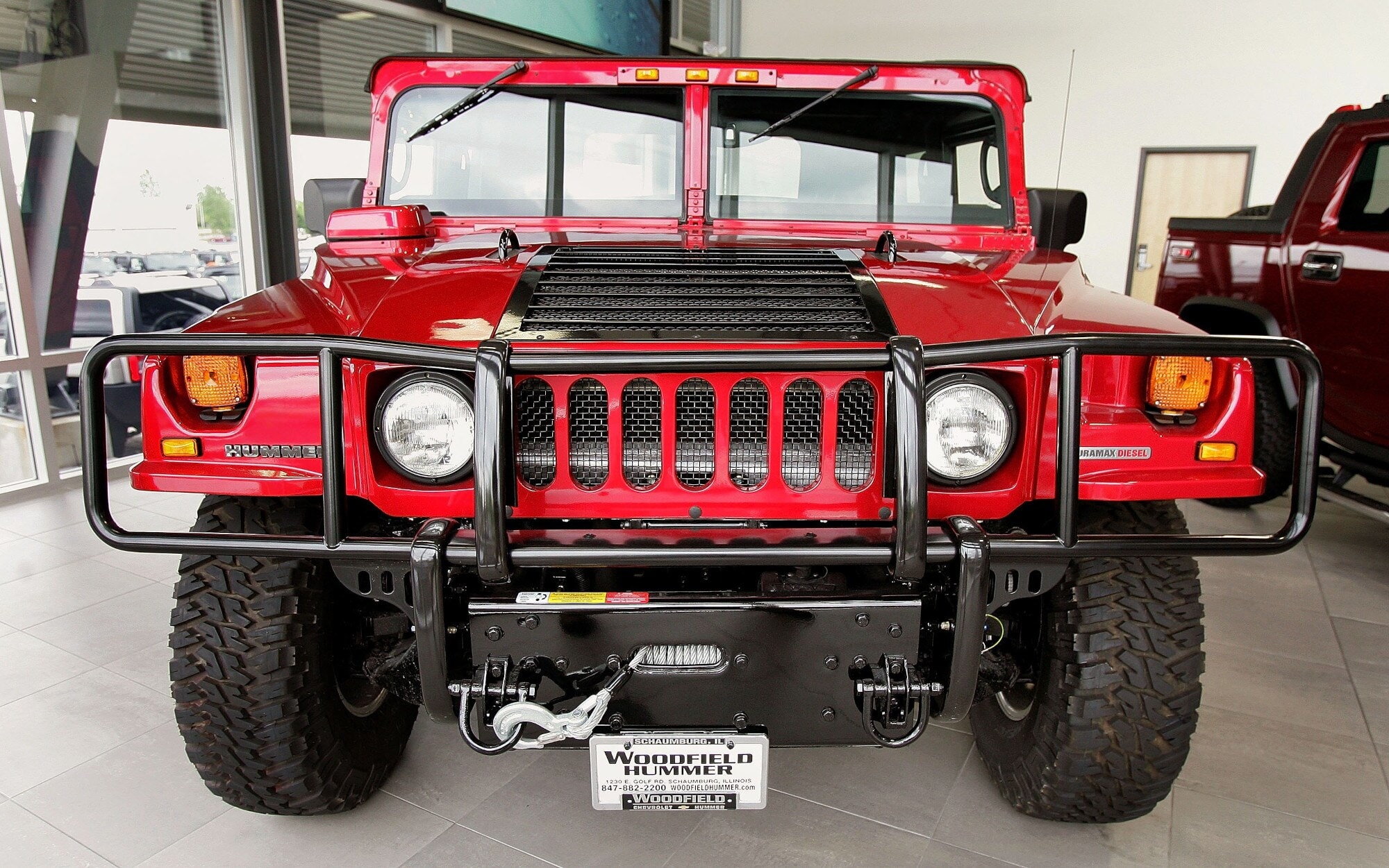 Ein roter Hummer steht in einem Autohaus Ein roter Hummer steht in einem Autohaus