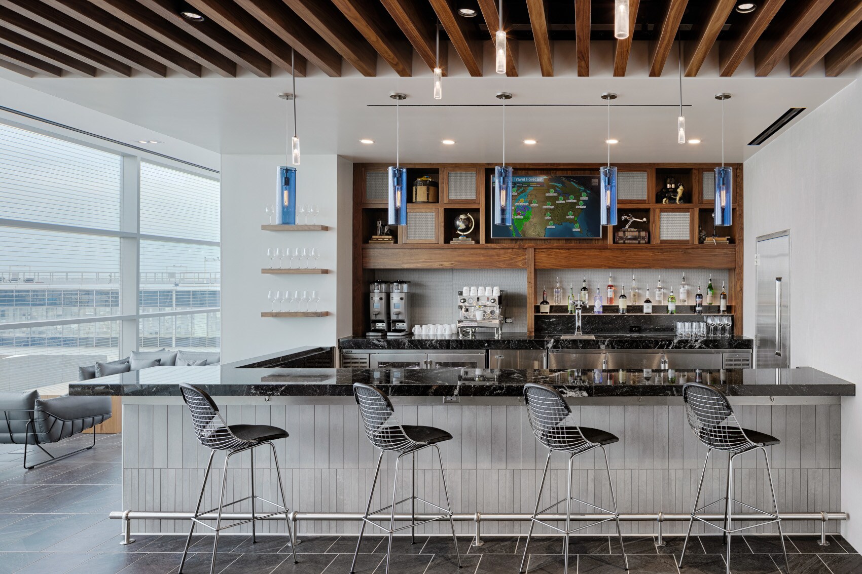 Elegante Flughafenlounge mit Bar und Blick aus Rollfeld. Elegante Flughafenlounge mit Bar und Blick aus Rollfeld.