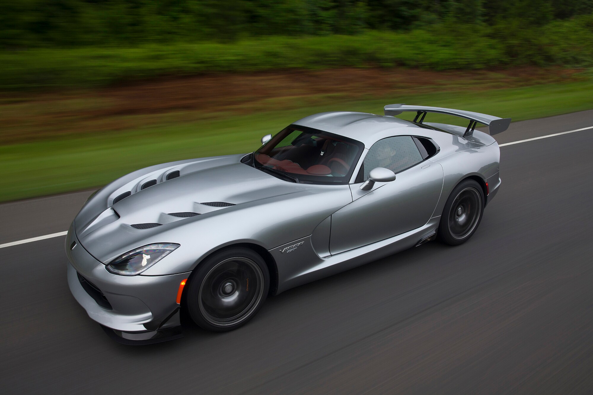 Eine silberne Dodge Viper GTC fährt auf einer Straße