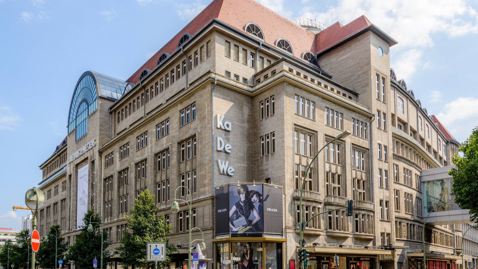 Außenfassade des Warenhaus KaDeWe im neoklassizistischen Baustil. Außenfassade des Warenhaus KaDeWe im neoklassizistischen Baustil.