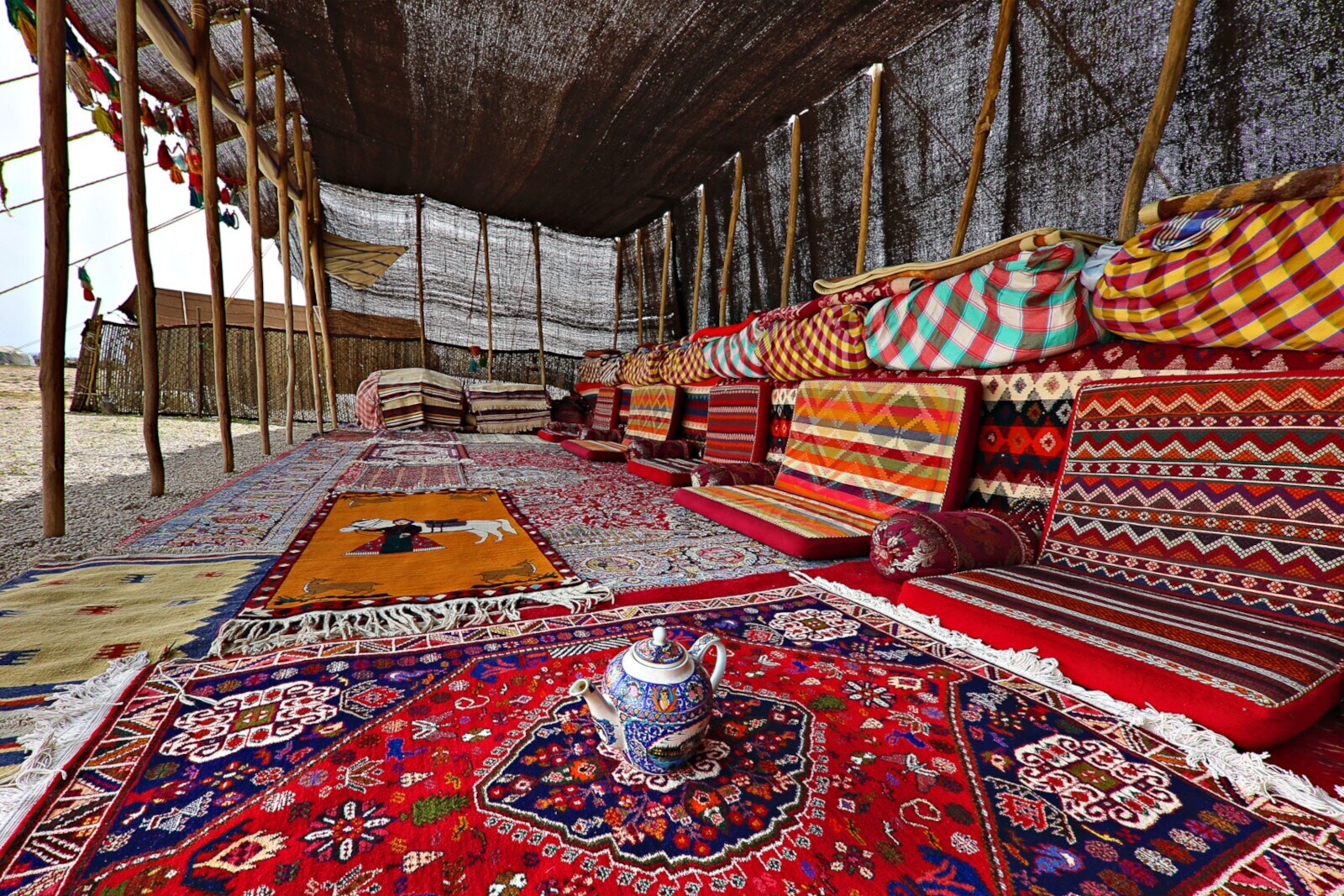 Nomadenzelt, ausgelegt mit Perserteppichen und Polstern Nomadenzelt, ausgelegt mit Perserteppichen und Polstern