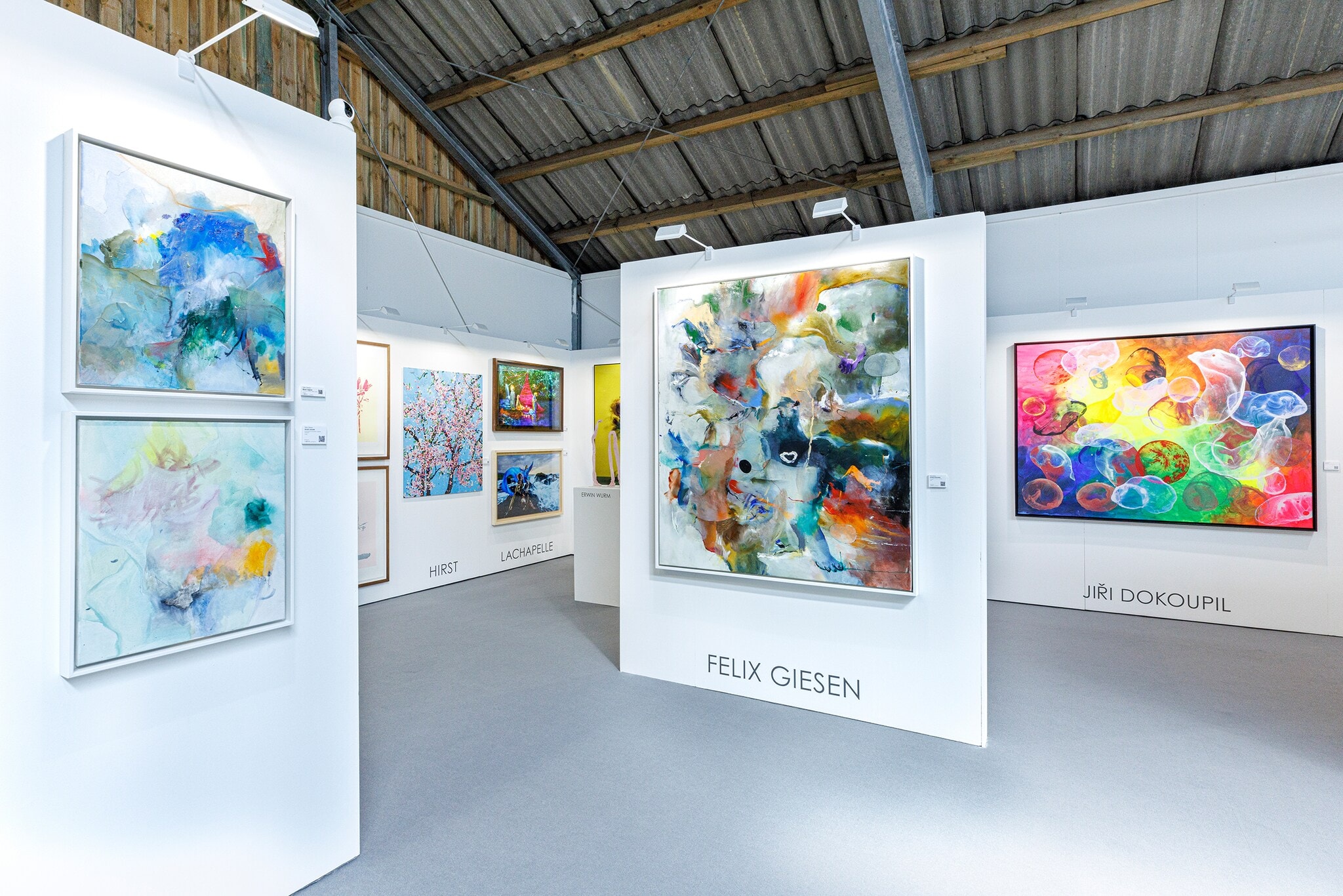 Sylt Art Fair Kunstaustellung mit Gemälden und Skulpturen in einer Bootshalle Sylt Art Fair Kunstaustellung mit Gemälden und Skulpturen in einer Bootshalle