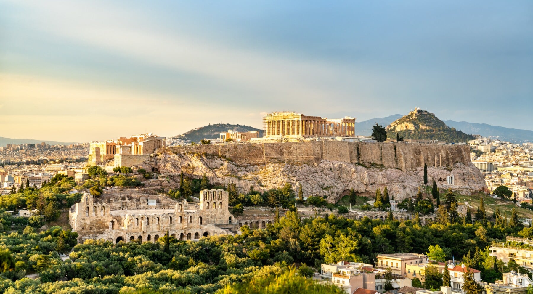 Der Burgberg Akropolis mit antiken Tempelanlagen in Zentrum Athens Der Burgberg Akropolis mit antiken Tempelanlagen in Zentrum Athens