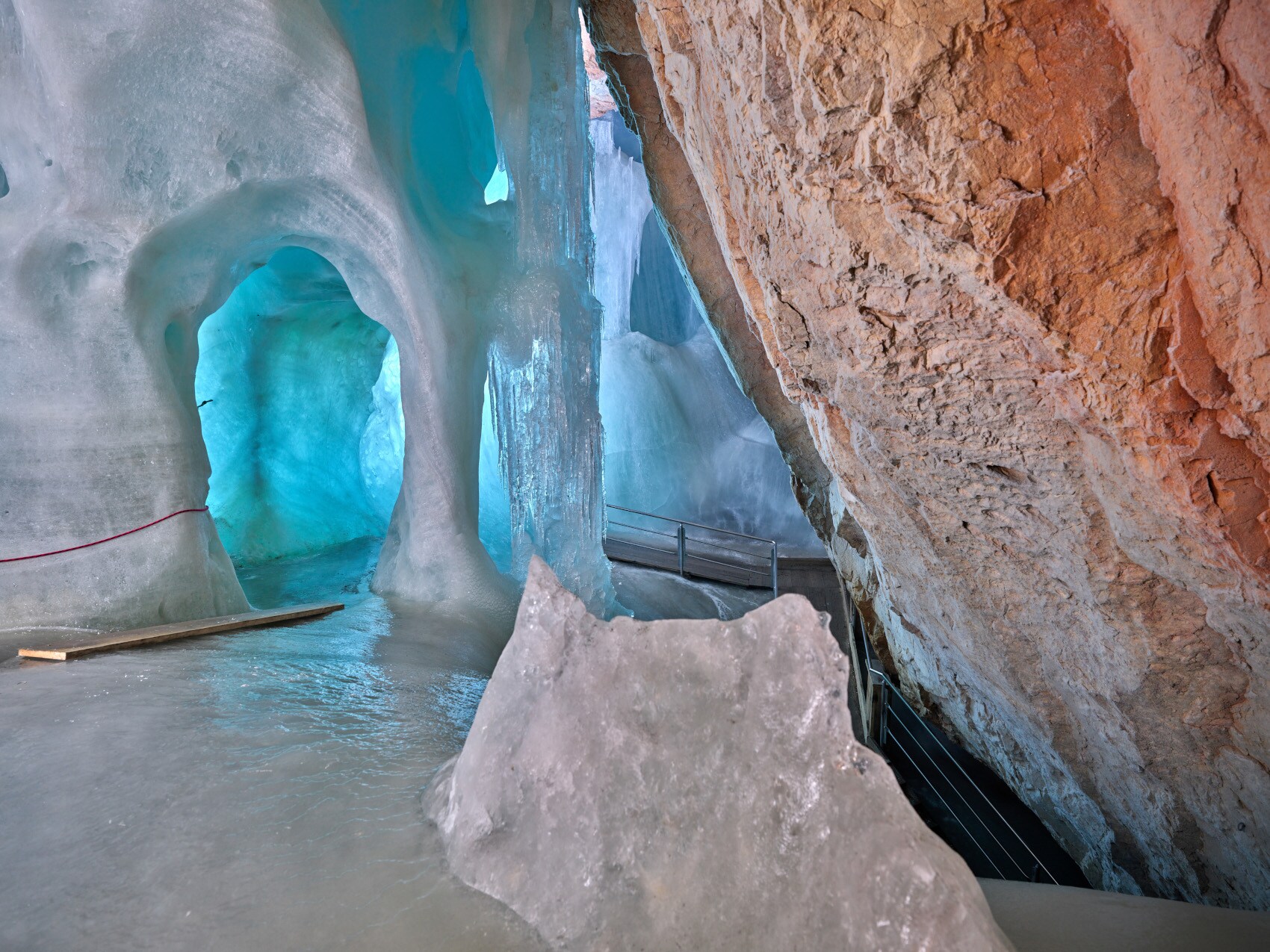 g aus Eis in einer Steinhöhle Eingang aus Eis in einer Steinhöhle
