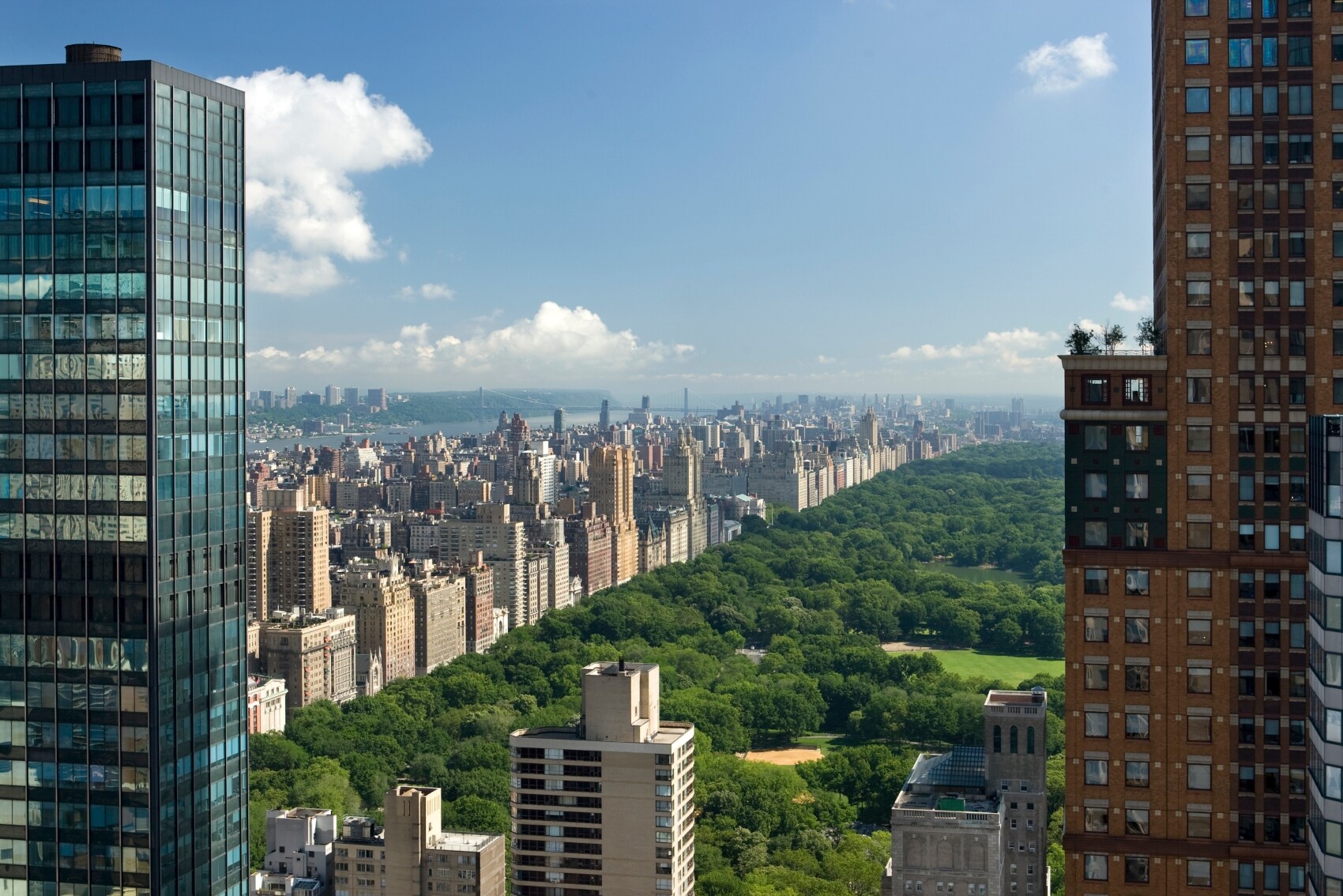 Skyline von Manhattan mit Central Park vor Hudson River im Hintergrund.
