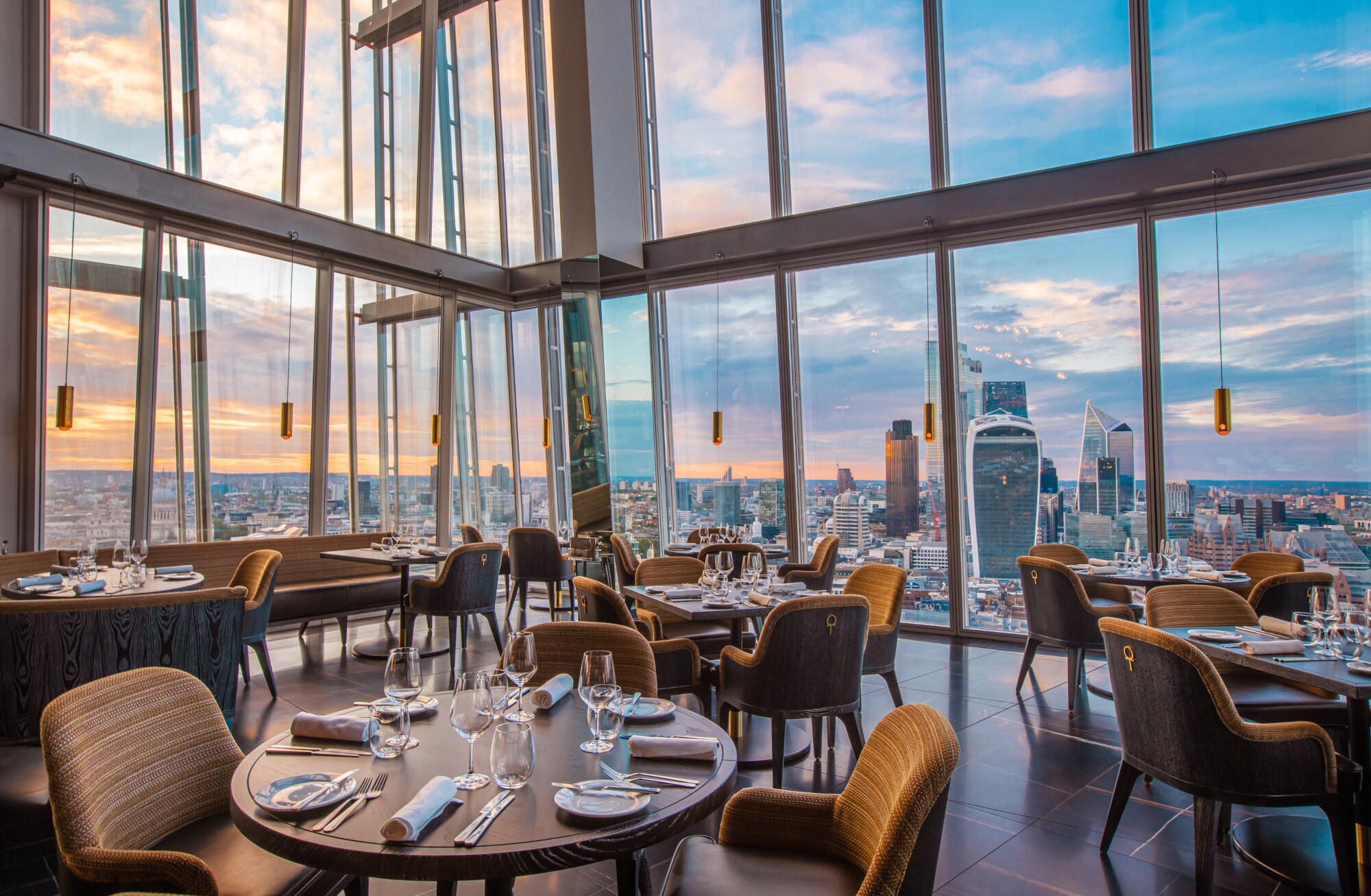 Im Aqua Shard in London erlebst du moderne britische Küche mit Panoramablick. Modernes Restaurant mit Glasfassade und Panoramablick auf die Skyline Londons