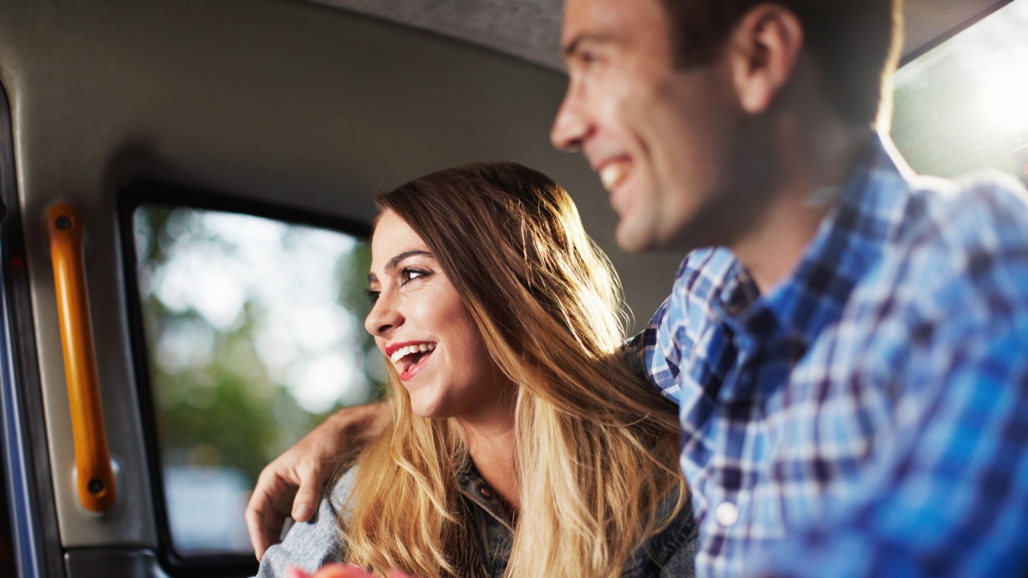 Nahaufnahme eines glücklichen, lachenden Paares auf dem Rücksitz eines Taxis Nahaufnahme eines glücklichen, lachenden Paares auf dem Rücksitz eines Taxis