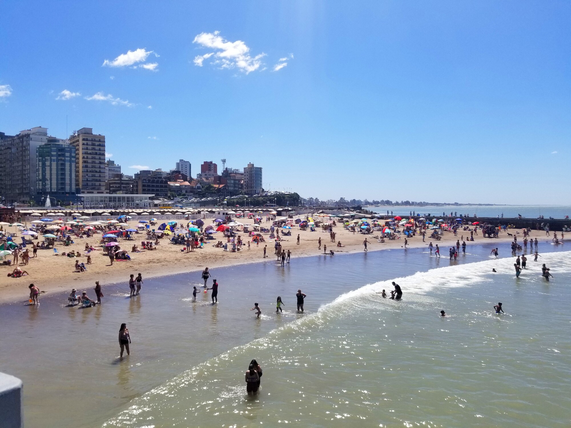 Panorama eines belebten Sandstrandes vor der Stadtkulisse von Mar del Plata