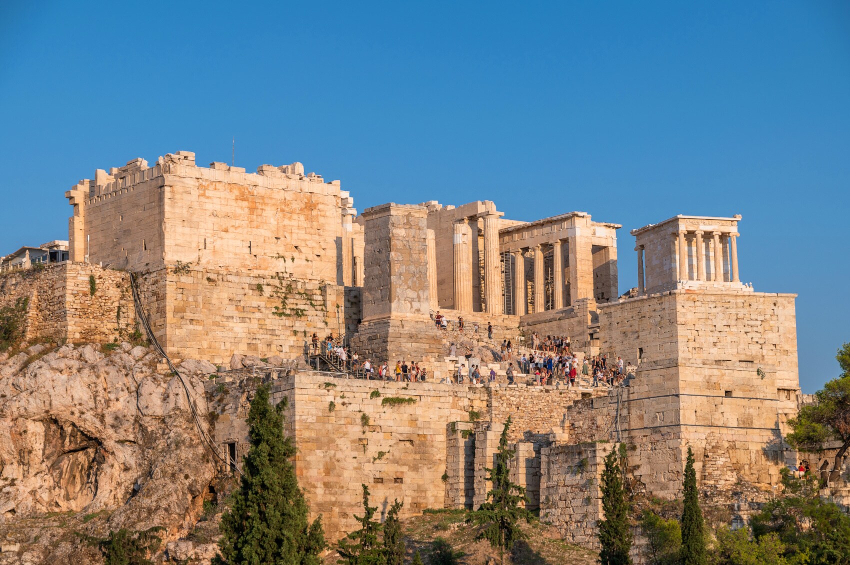 Die Akropolis mit vielen Besuchern