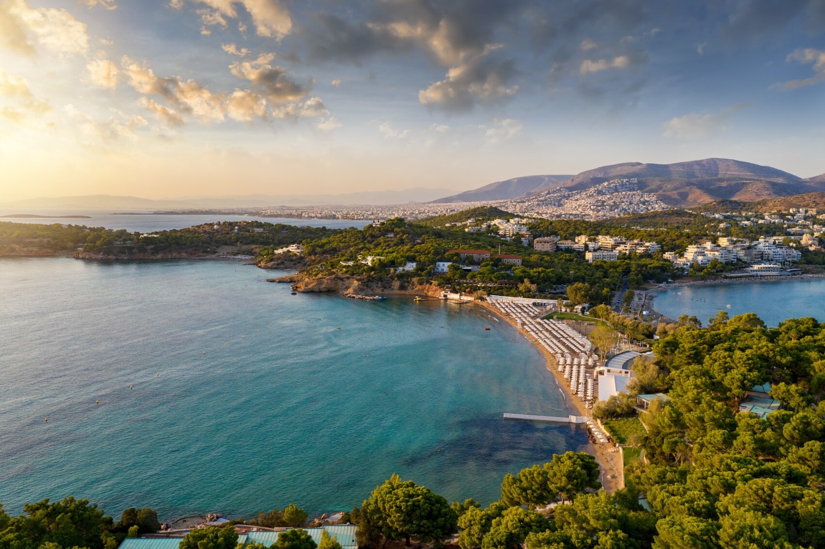 Blick von oben auf eine Bucht mit Strand und Felsen Blick von oben auf eine Bucht mit Strand und Felsen