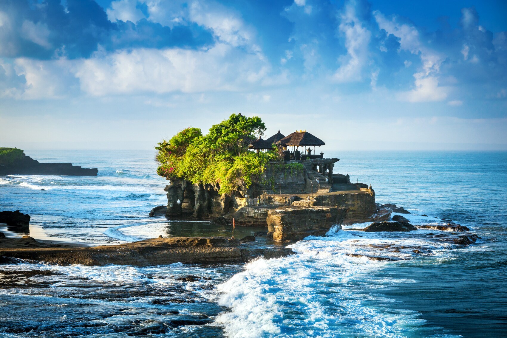 Der balinesische Tempel Tanah Lot im Meer Der balinesische Tempel Tanah Lot im Meer