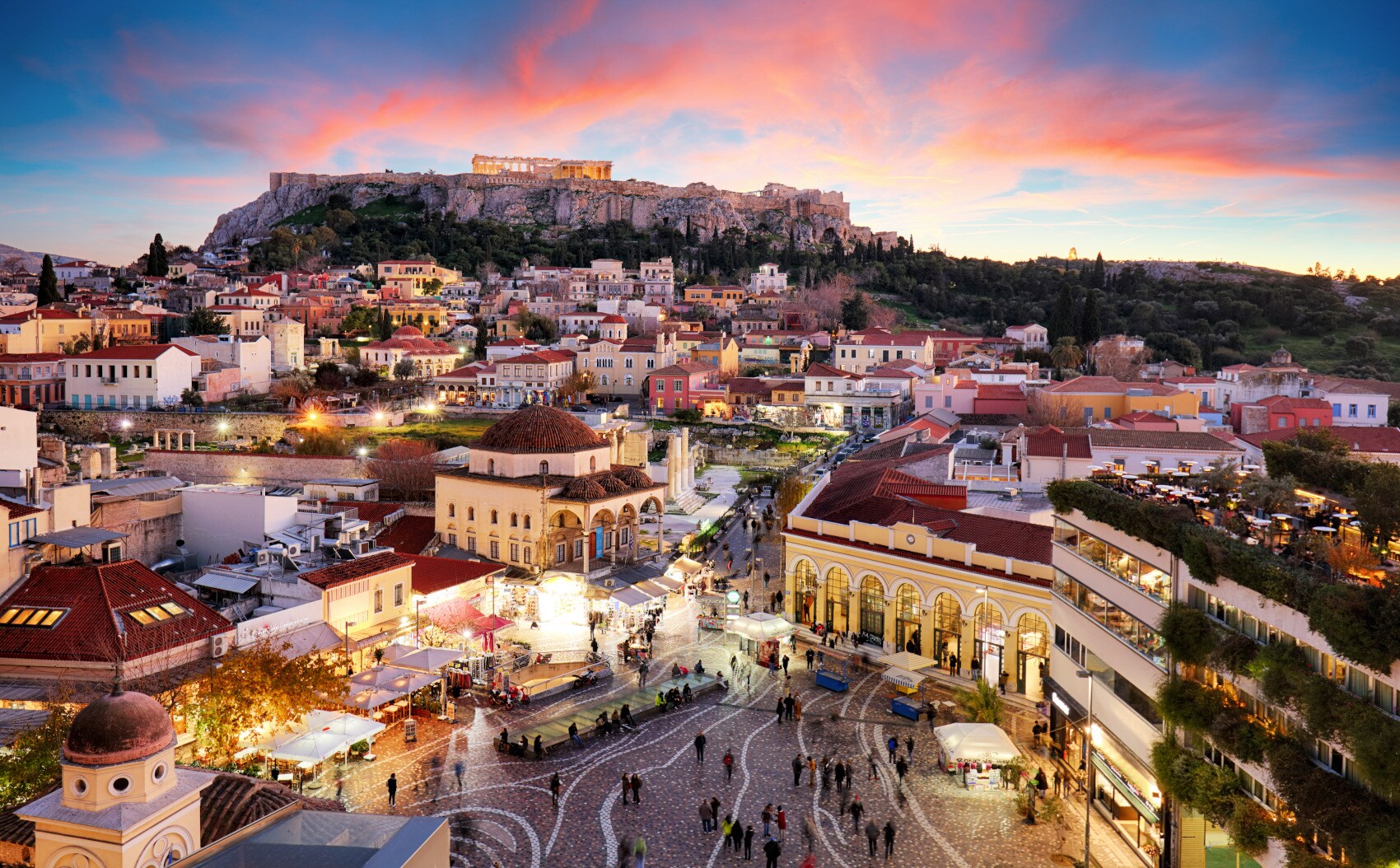 Blick auf Häuser und die Akropolis von Athen bei Sonnenaufgang Blick auf Häuser und die Akropolis von Athen bei Sonnenaufgang