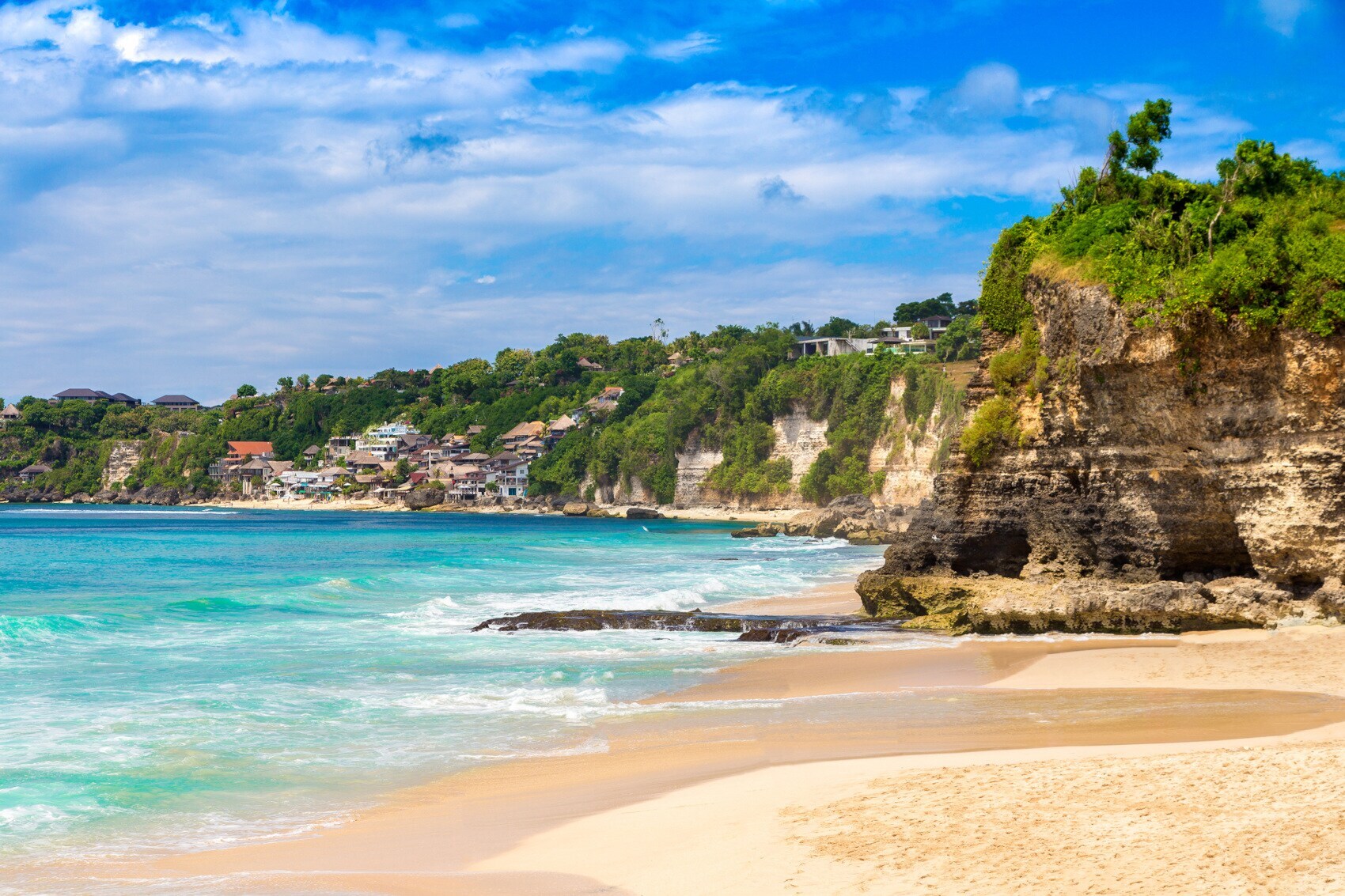 Küstenabschnitt mit Felsen, Sandstränden und kleiner Ortschaft Küstenabschnitt mit Felsen, Sandstränden und kleiner Ortschaft