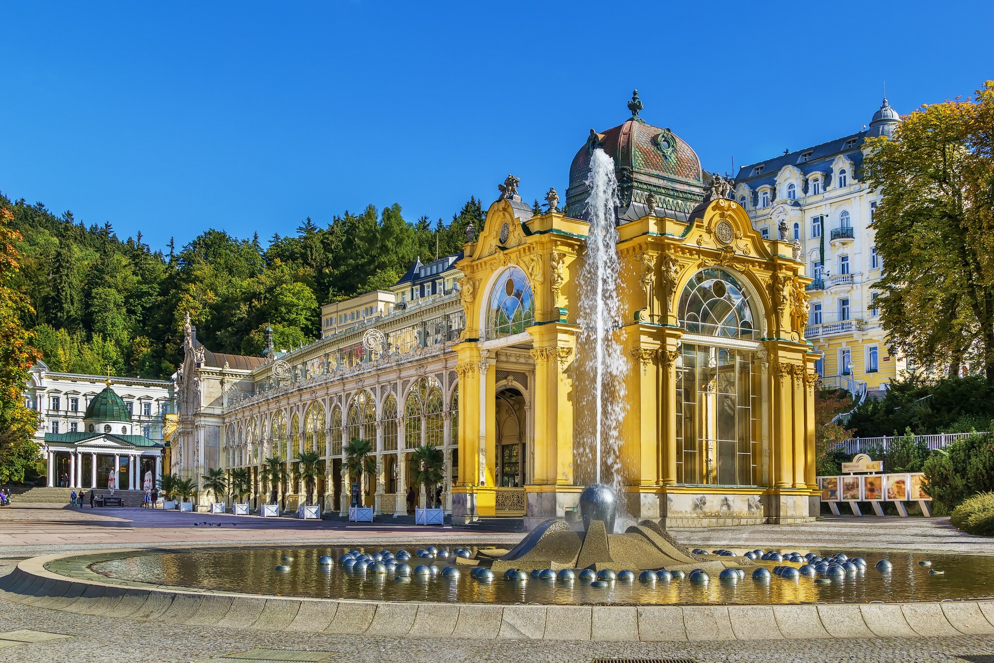 Kolonnaden in Marienbad, davor ein Springbrunnen Kolonnaden in Marienbad, davor ein Springbrunnen