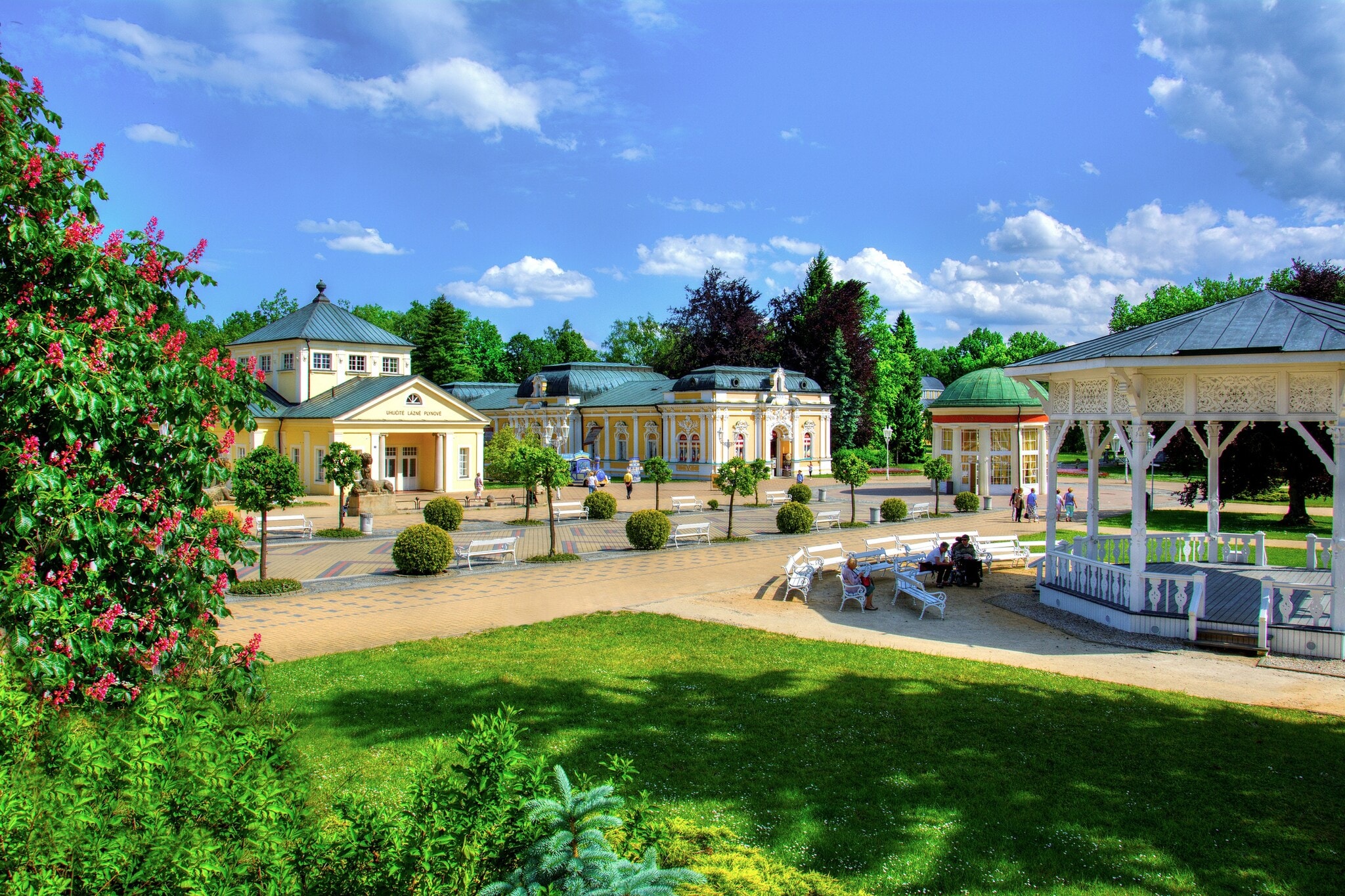 Blick auf das Stadtzentrum von Franzensbad mit historischen Gebäuden und Pavillion Blick auf das Stadtzentrum von Franzensbad mit historischen Gebäuden und Pavillion