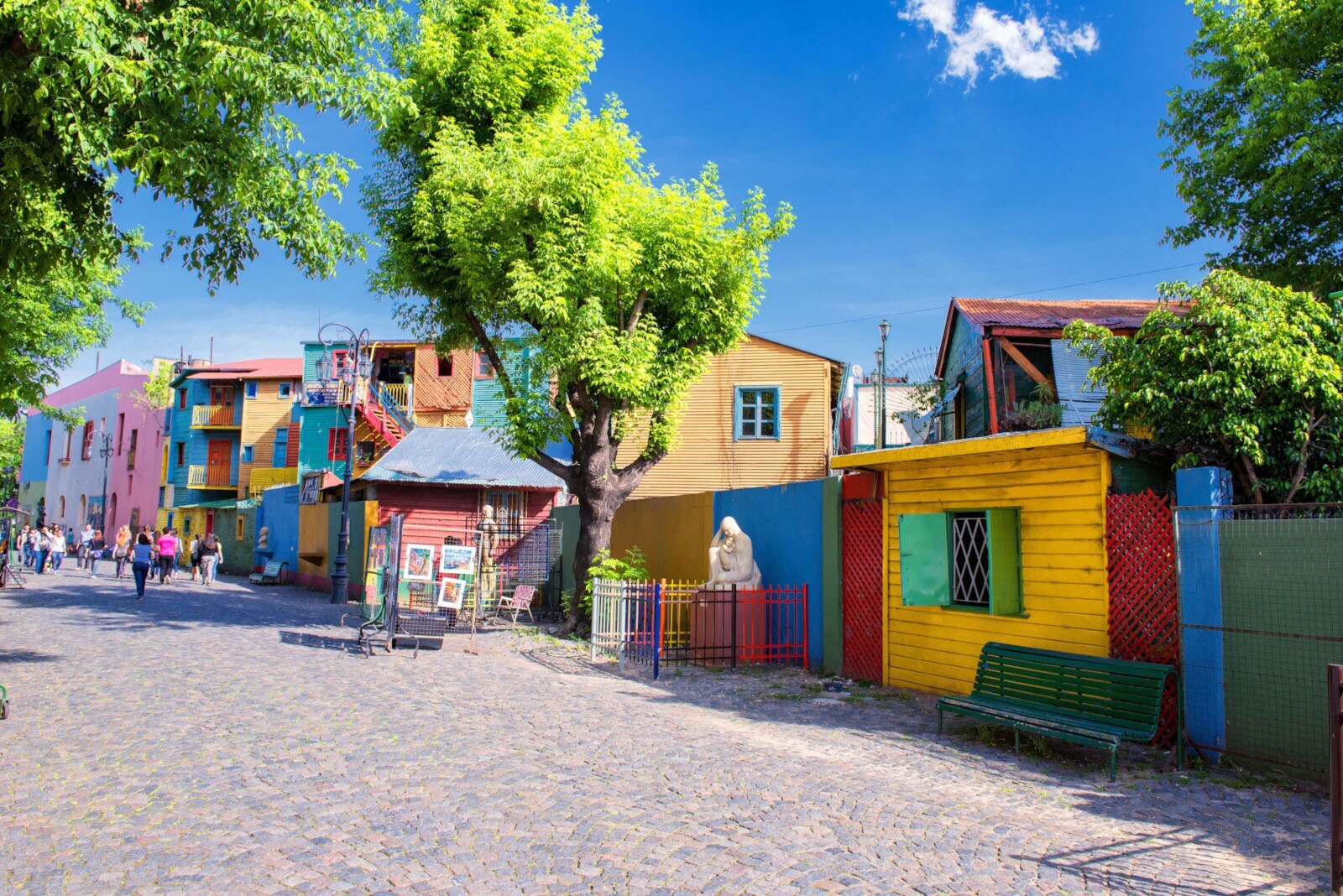 Bunte Wellblechhäuser entlang einer Fußgängerstraße mit Kopfsteinpflaster Bunte Wellblechhäuser entlang einer Fußgängerstraße mit Kopfsteinpflaster