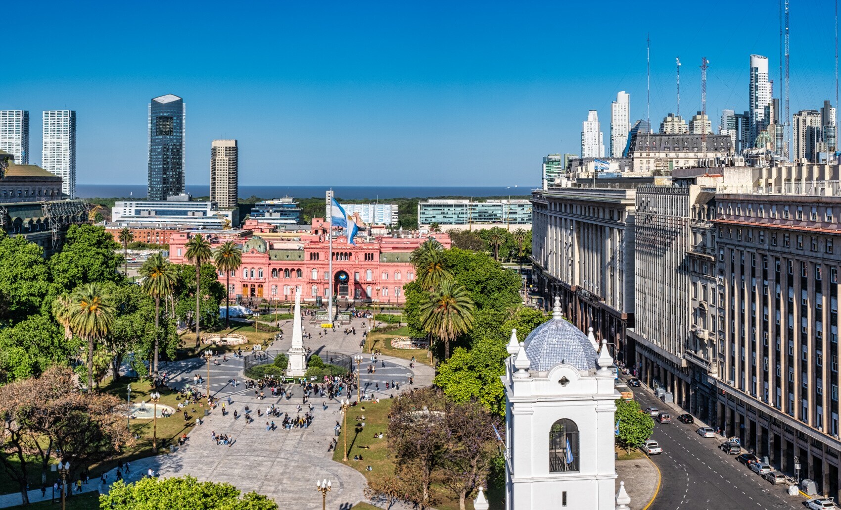 Stadtpanorama der Plaza de Mayo in Buenos Aires mit einem pinken Regierungsgebäude Stadtpanorama der Plaza de Mayo in Buenos Aires mit einem pinken Regierungsgebäude
