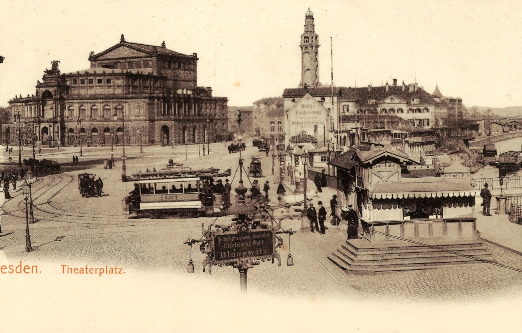 Historische Schwarz-Weiß-Aufnahme der Dresdner Altstadt am Theaterplatz mit Semperoper und Straßenbahn Historische Schwarz-Weiß-Aufnahme der Dresdner Altstadt am Theaterplatz mit Semperoper und Straßenbahn