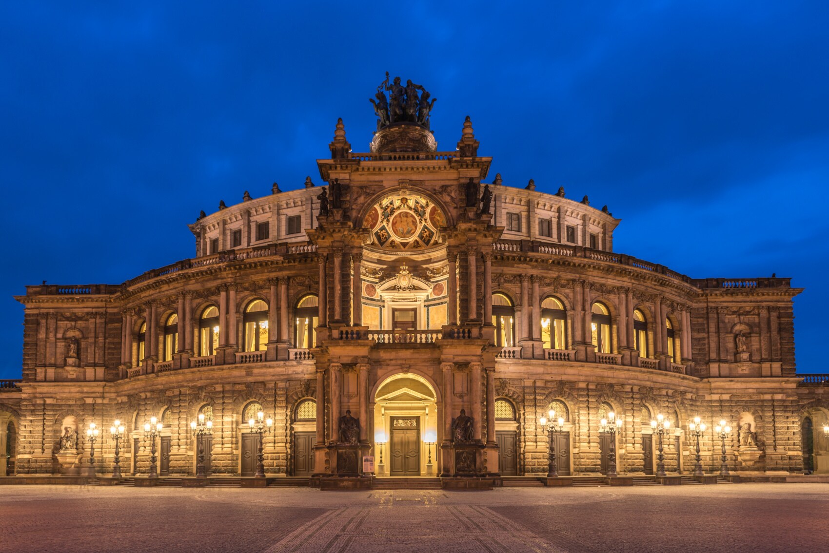 Beleuchtete Frontfassade mit Eingangsbereich der Semperoper in Dresden bei Nacht