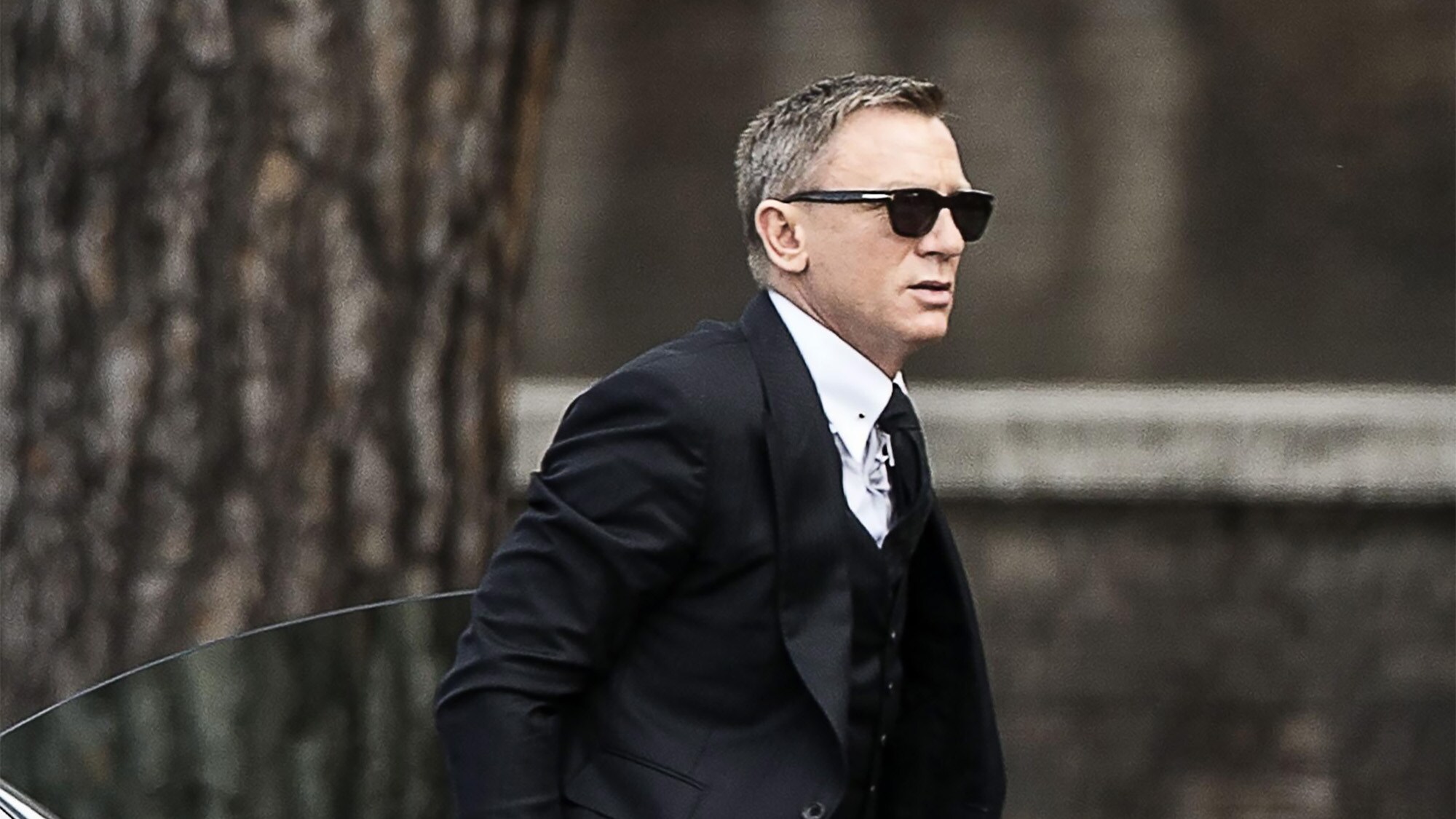 Schauspieler Daniel Craig im Anzug und schwarzer Sonnenbrille