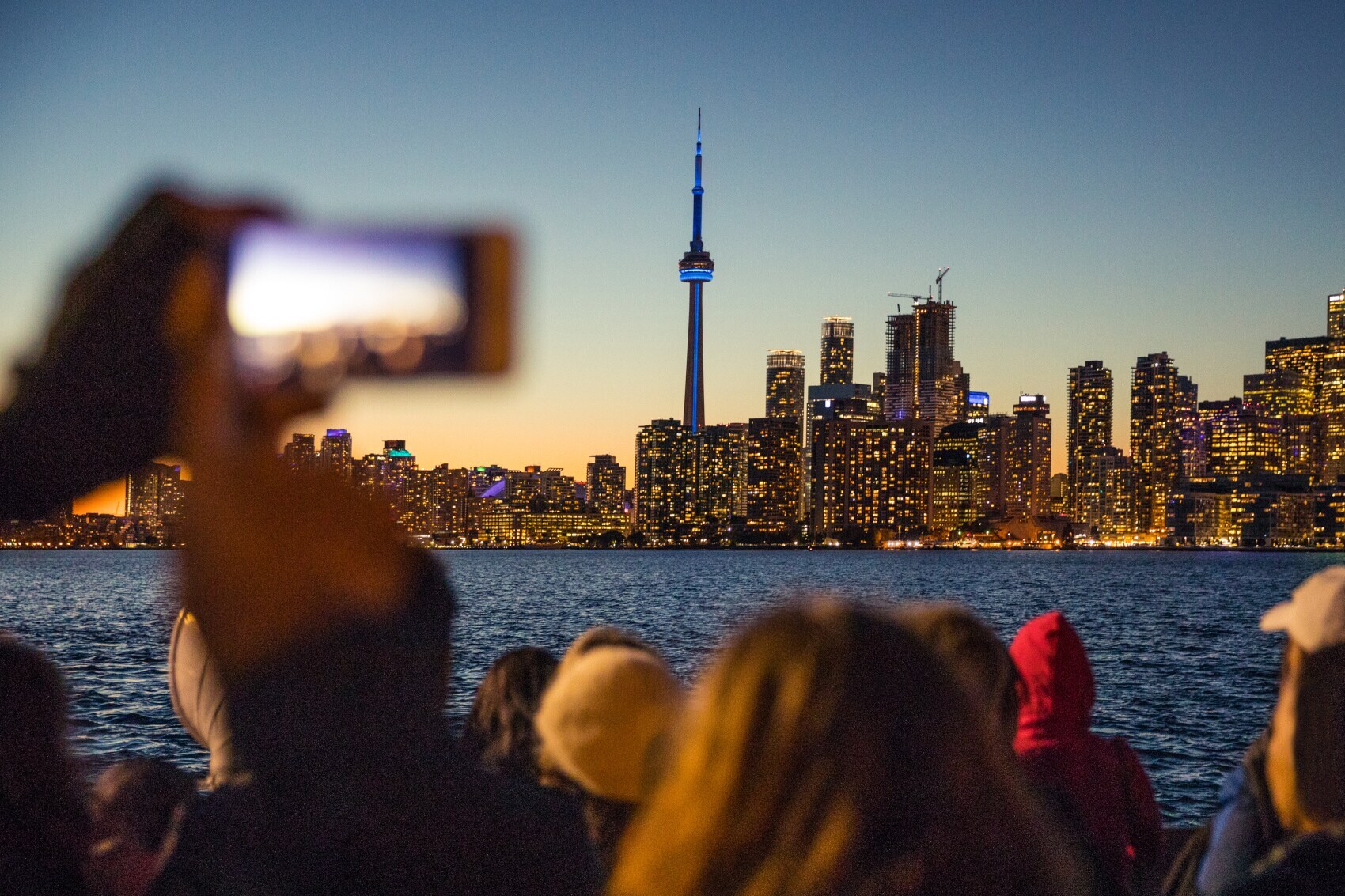 Menschen fotografieren die Skyline von Toronto bei Nacht Menschen fotografieren die Skyline von Toronto bei Nacht