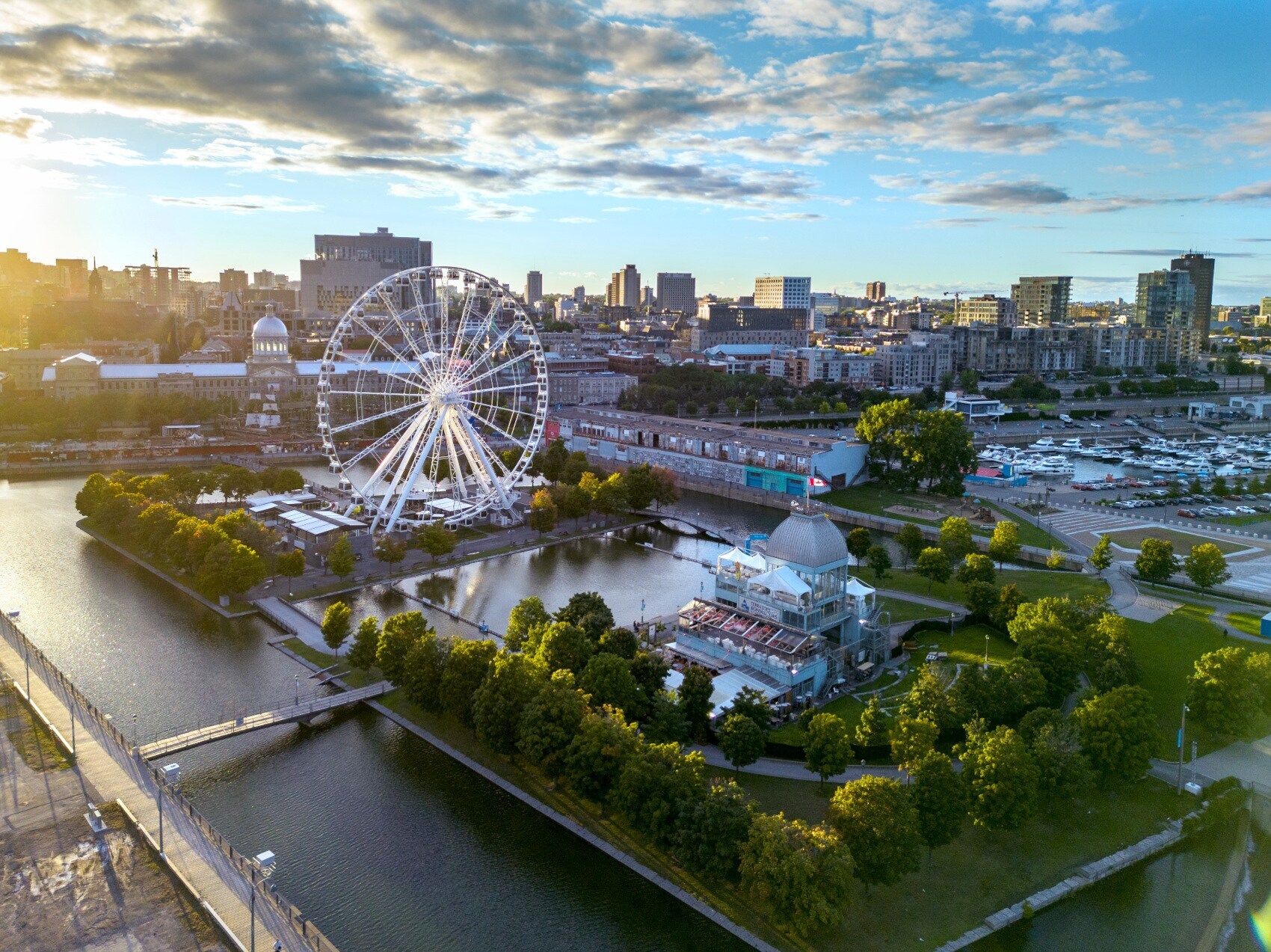 Ein Riesenrad und Gebäude einer Stadt am Wasser