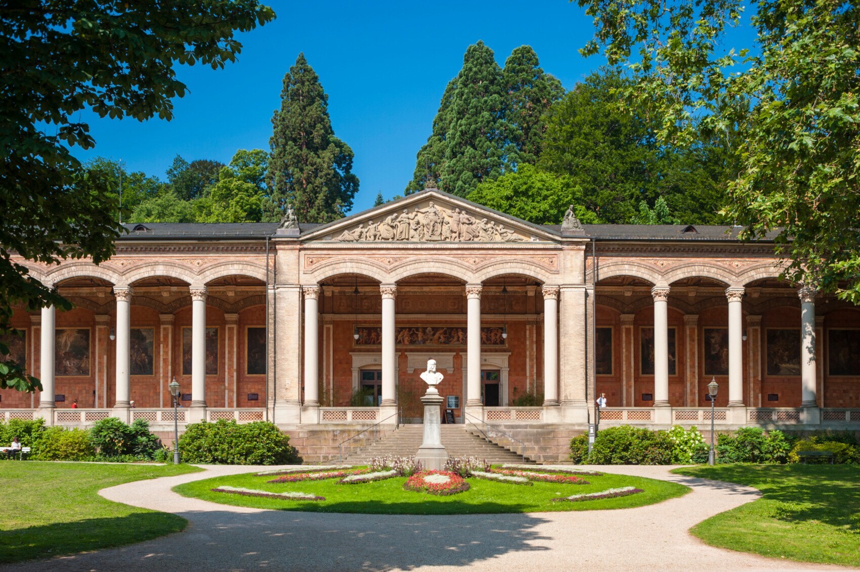 Historisches Gebäude mit Säulen in Baden-Baden