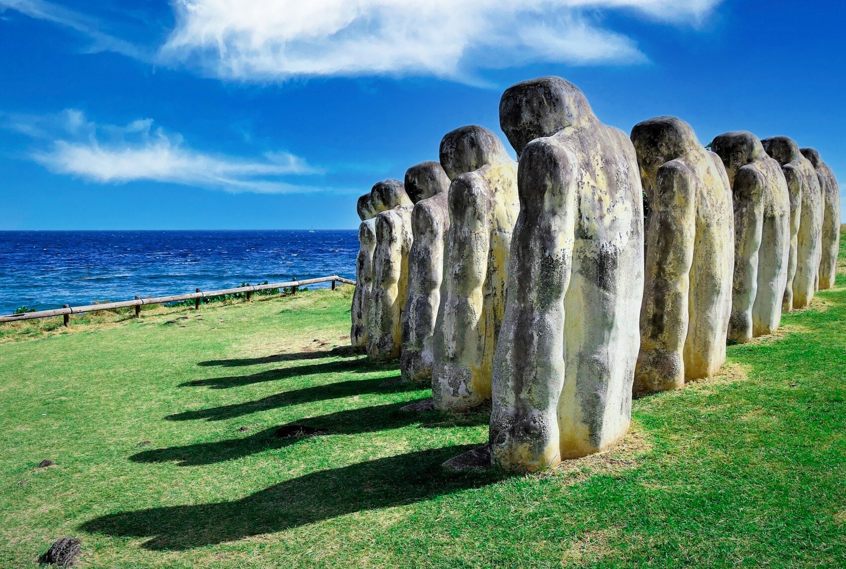 Mehrere Statuen stehen an einem Küstenabschnitt Mehrere Statuen stehen an einem Küstenabschnitt