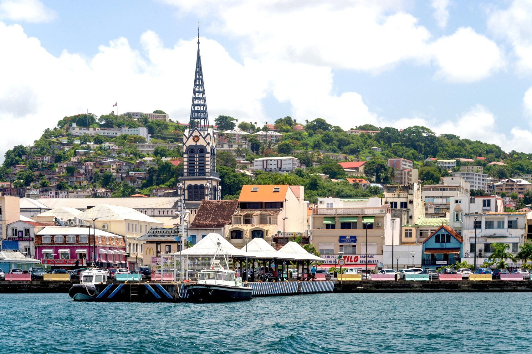 Blick auf Martiniques Hauptstadt Fort-de-France vom Meer aus