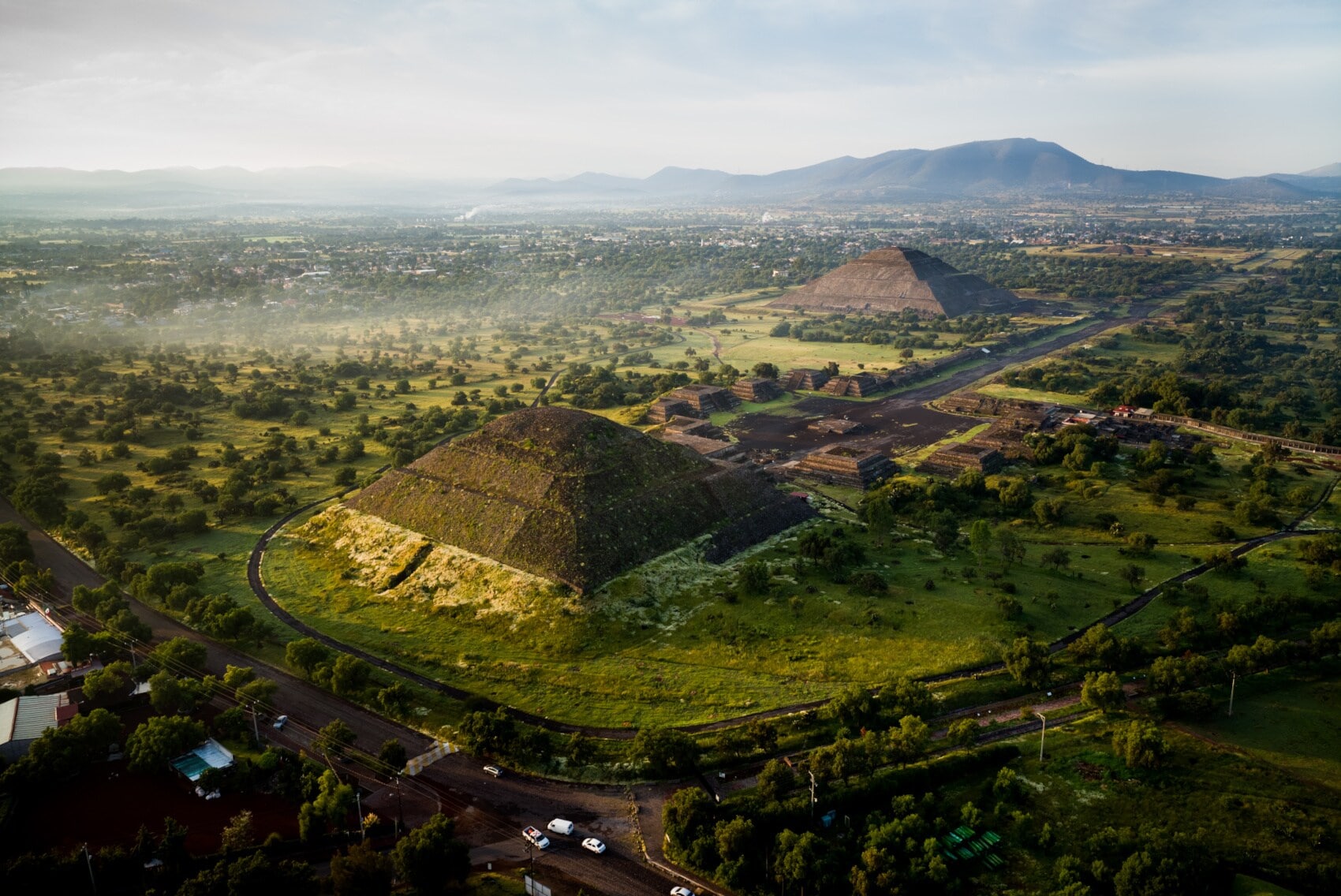 Luftaufnahme der Pyramiden von Teotihuacán, umgeben von grüner Landschaft Luftaufnahme der Pyramiden von Teotihuacán, umgeben von grüner Landschaft