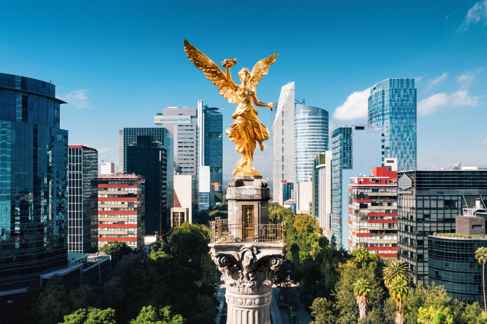 Luftaufnahme einer Siegessäule mit goldenem Engel im Zentrum von Mexiko-Stadt Luftaufnahme einer Siegessäule mit goldenem Engel im Zentrum von Mexiko-Stadt