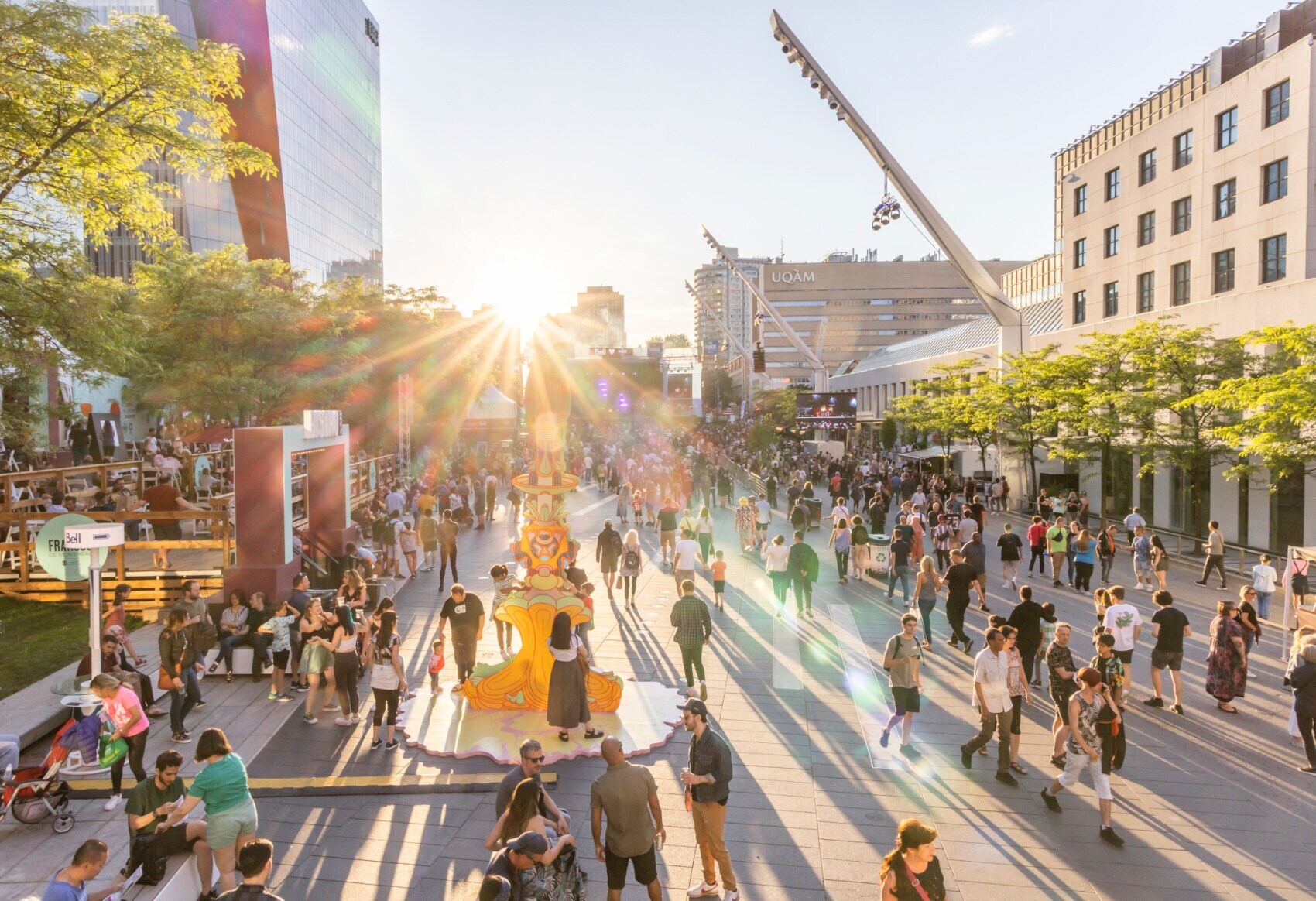 Viele Menschen auf dem Place des Festivals in Montreal