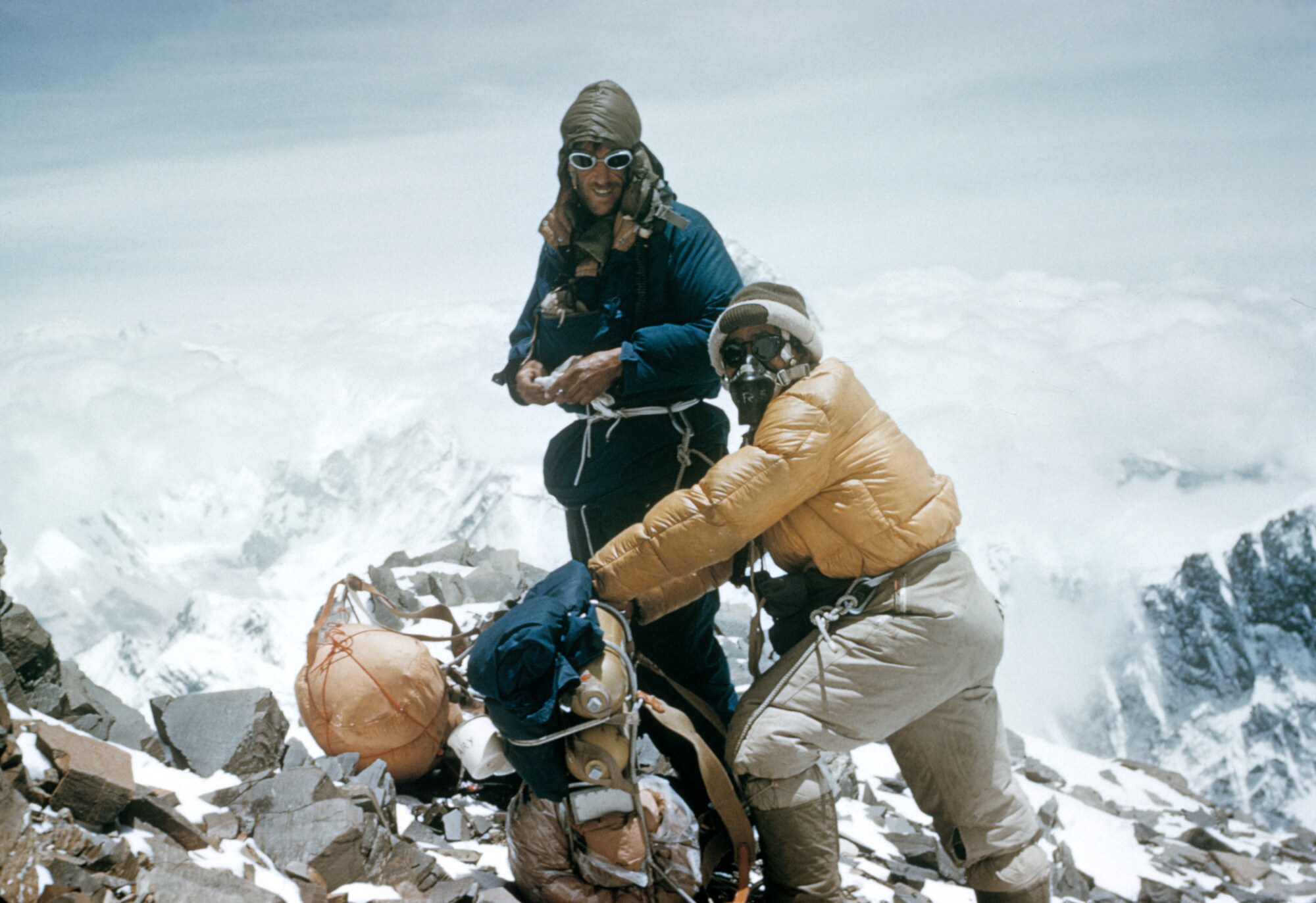 Sir Edmund Hillary und Tenzing Norgay beim Besteigen des Mount Everest