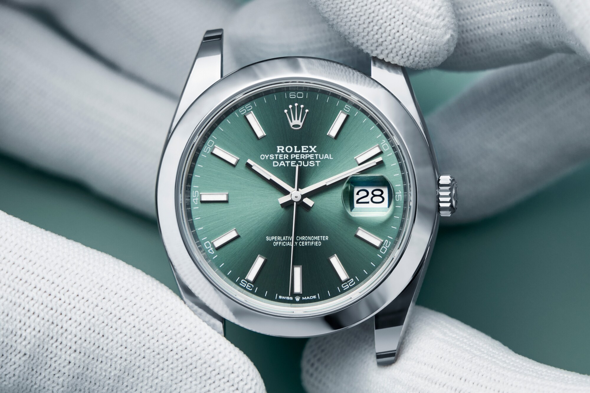 Blick auf eine Rolex-Uhr mit dunkelgrünem Ziffernblatt