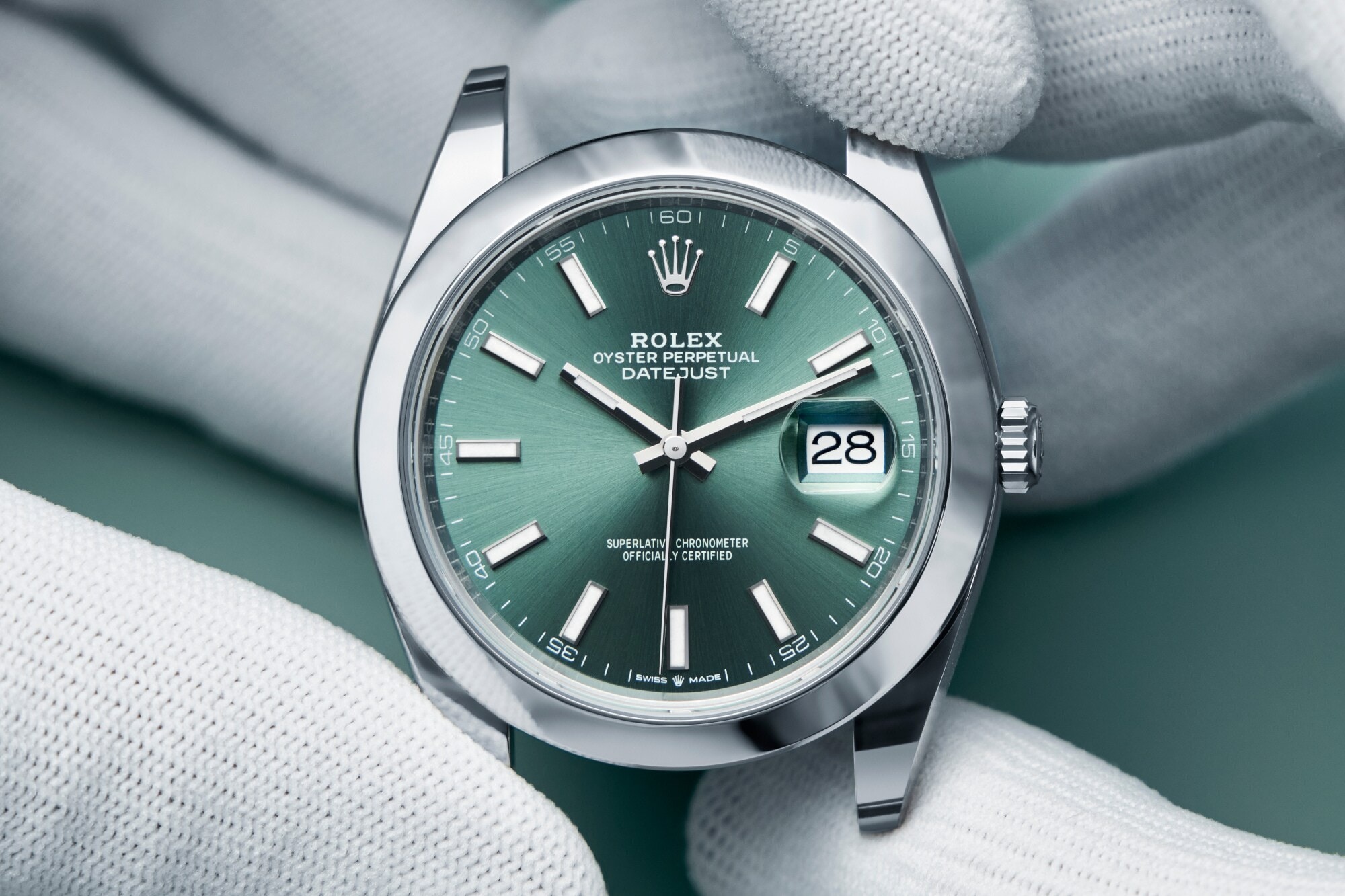 Blick auf eine Rolex-Uhr mit dunkelgrünem Ziffernblatt Blick auf eine Rolex-Uhr mit dunkelgrünem Ziffernblatt
