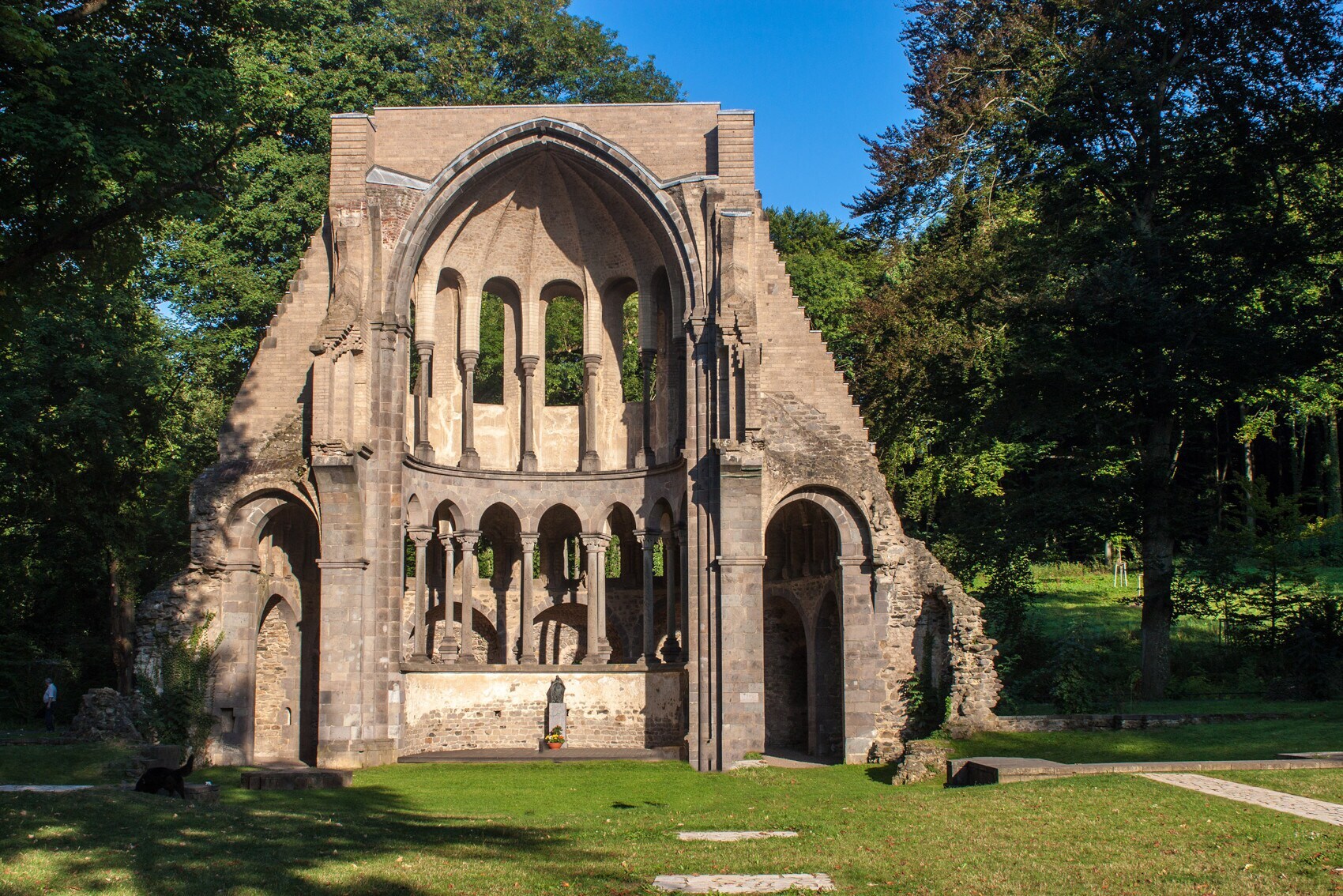 Die Ruinen der Abtei Heisterbach, umgeben von Bäumen