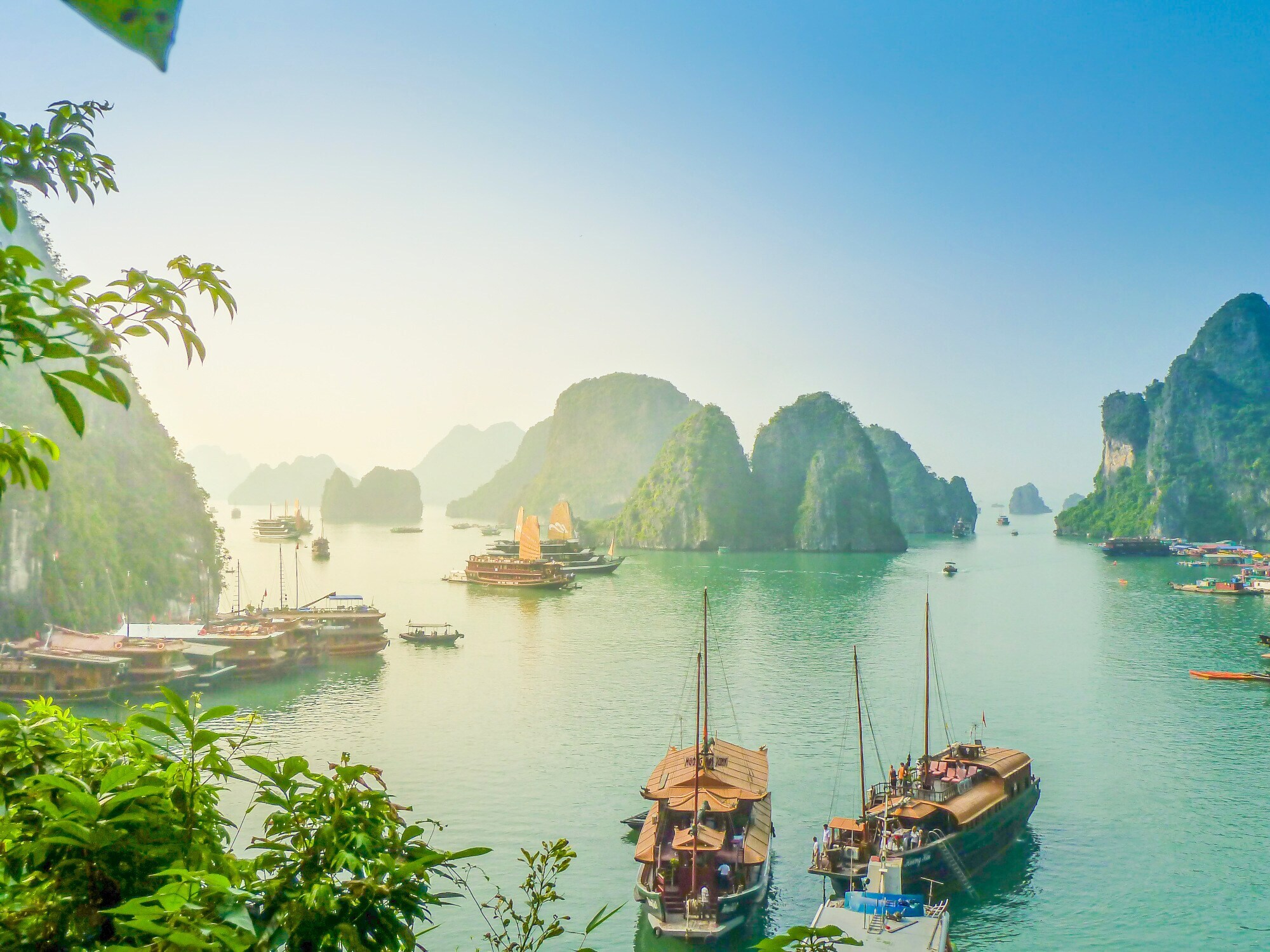 Die Halong-Bucht in Vietnam bei Dämmerung