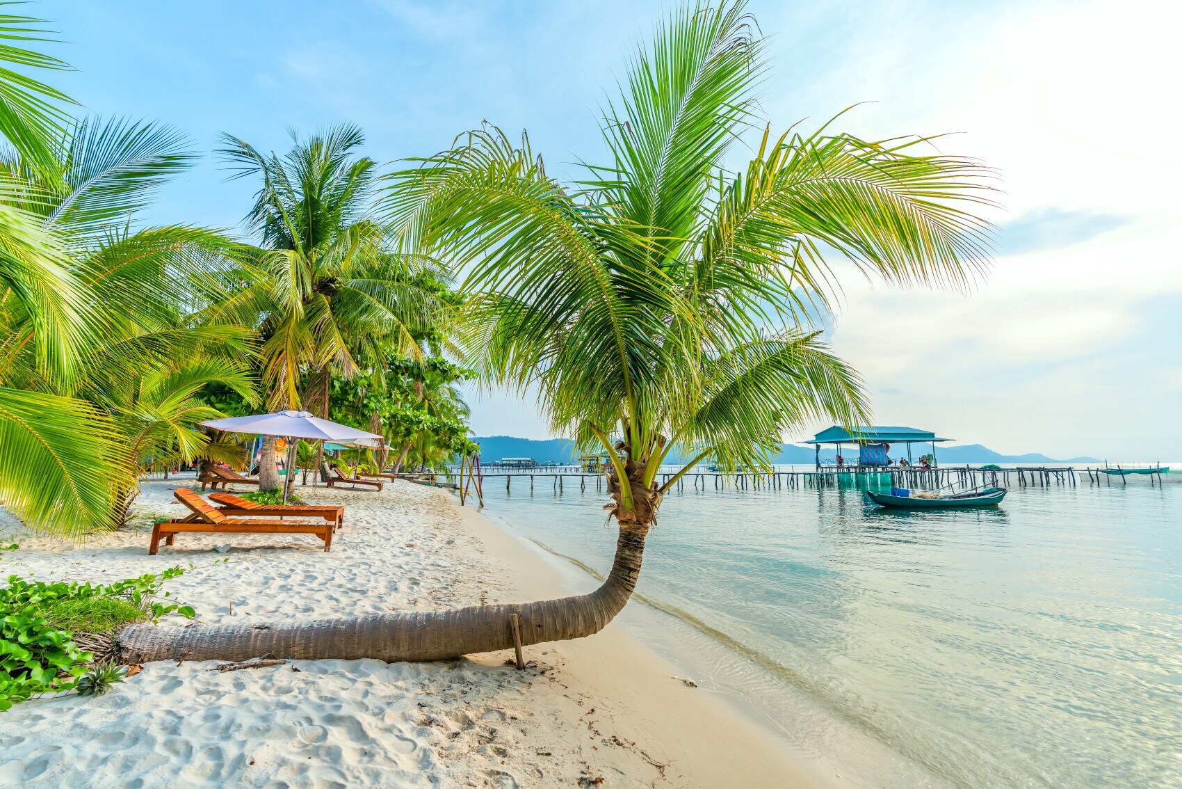 The Starfish beach, Rach Vem village,Ein Strand mit Palmen, Steg, Sonnenschirm und Liegen Ein Strand mit Palmen, Steg, Sonnenschirm und Liegen