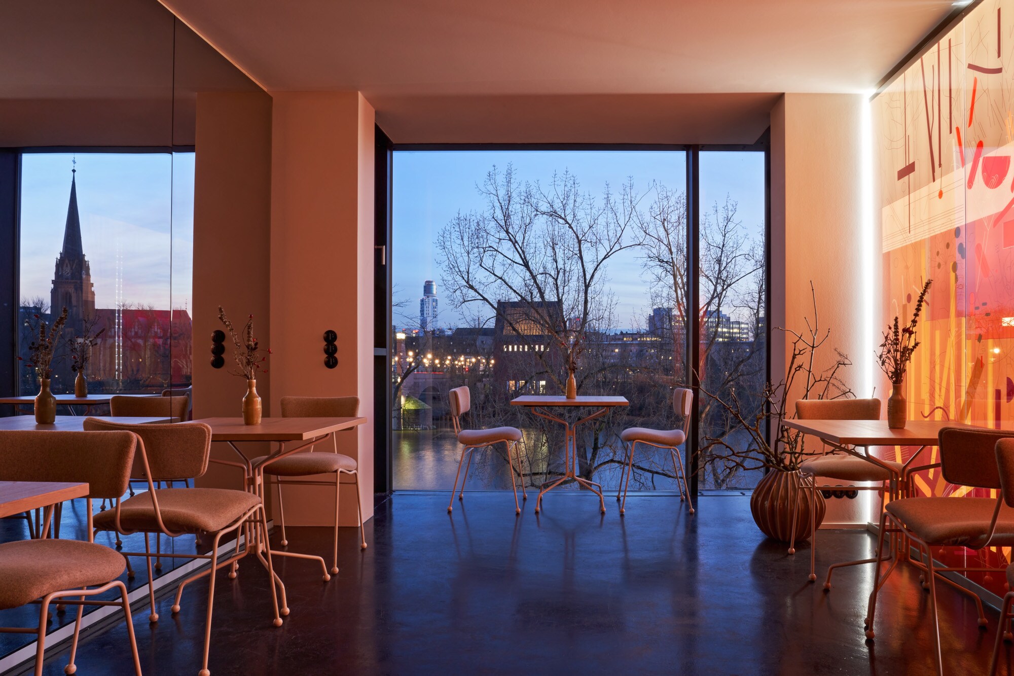 Innenraum eines modernen Restaurants mit bodentiefen Fenstern und Panoramablick auf den Main in Frankfurt Innenraum eines modernen Restaurants mit bodentiefen Fenstern und Panoramablick auf den Main in Frankfurt