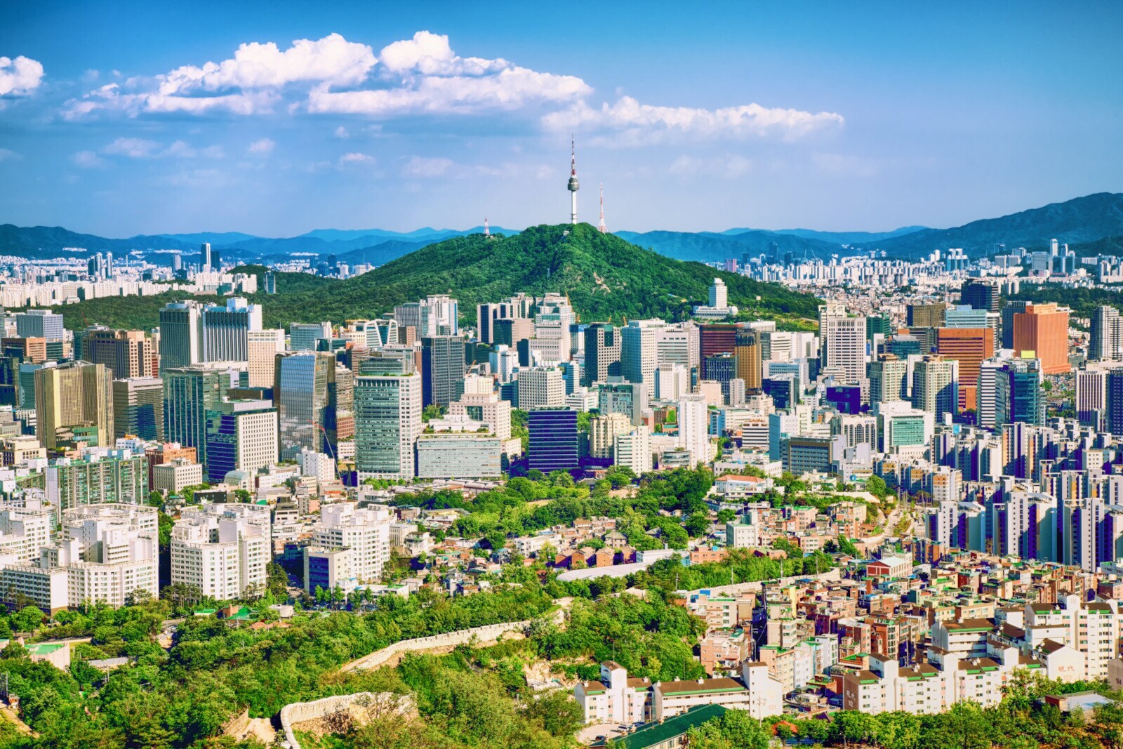 : Stadtpanorama von Seoul mit Hochhäusern, Stadtmauer und einem Fernsehturm auf einem Berg im Zentrum : Stadtpanorama von Seoul mit Hochhäusern, Stadtmauer und einem Fernsehturm auf einem Berg im Zentrum